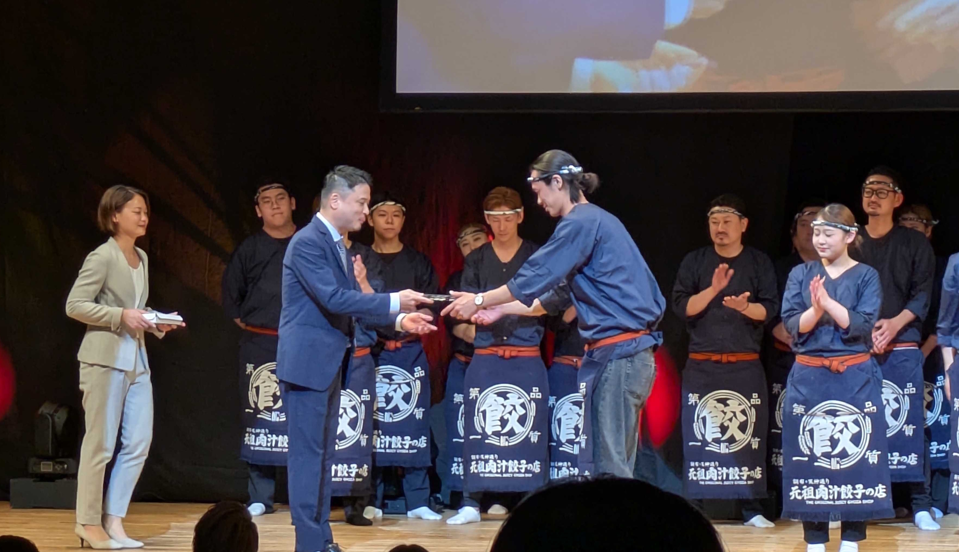 同社社員とアルバイトリーダー約400人が集う社内イベントにて、最優秀店舗として千歳烏山店が選出された