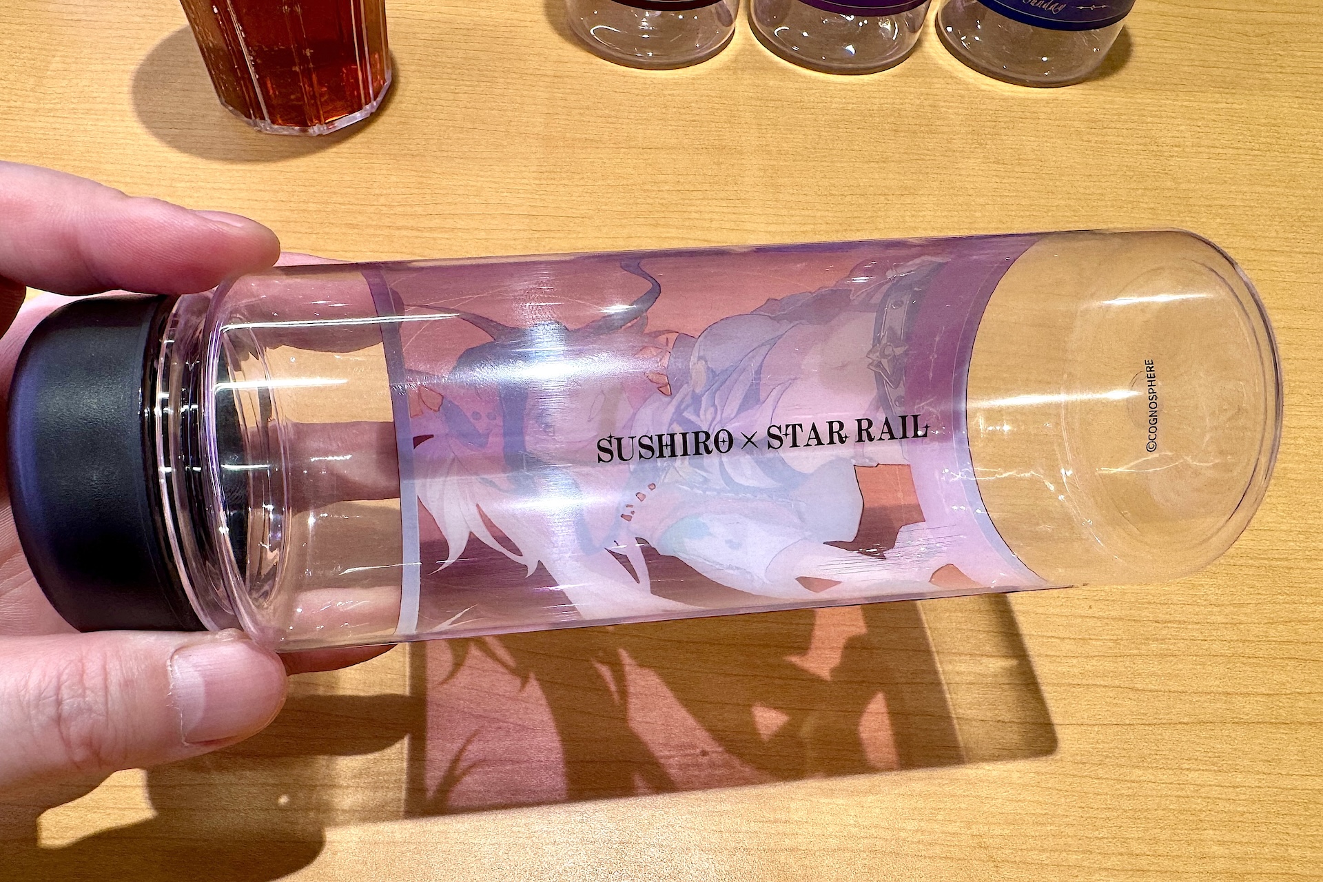 絵柄の裏側にはコラボロゴが。フォントがかっこいい