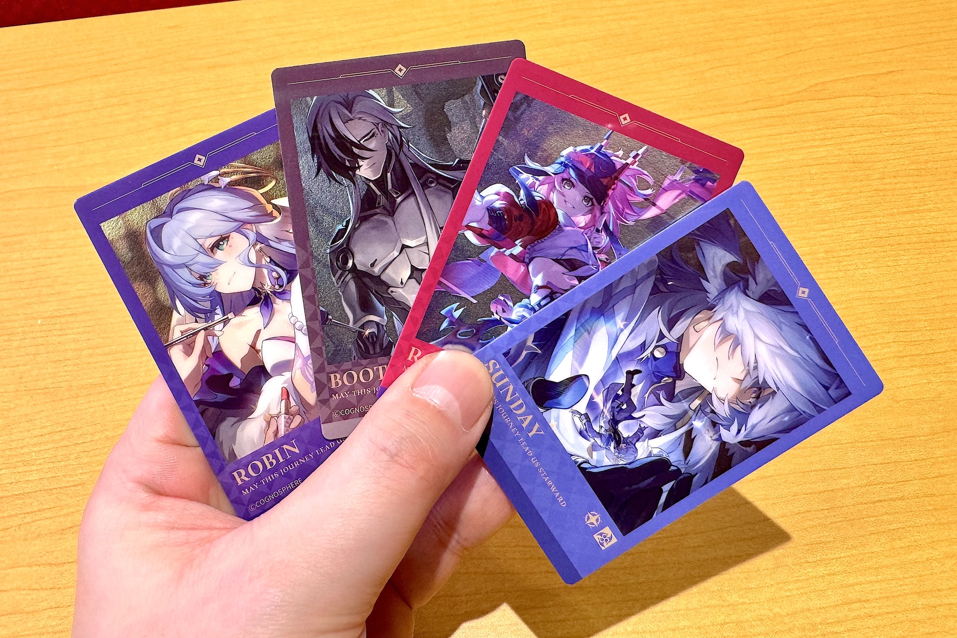 メタリック加工が施されたしっかりめの作りになっていて、集めたたくなるコレクション性の高いものとなっている。飾ってディスプレイおくのもよさそうだ