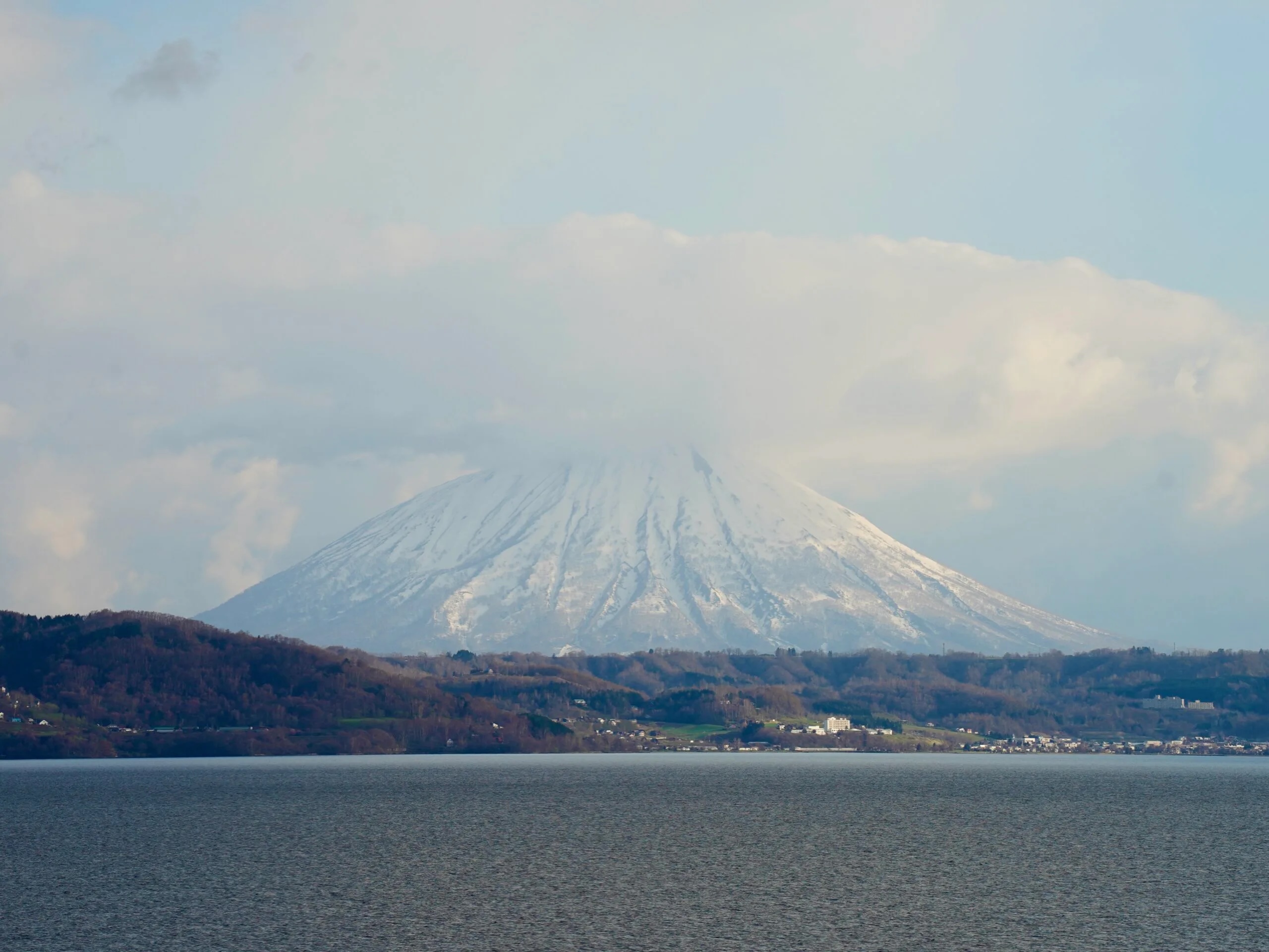 雲を貫く壮麗な羊蹄山