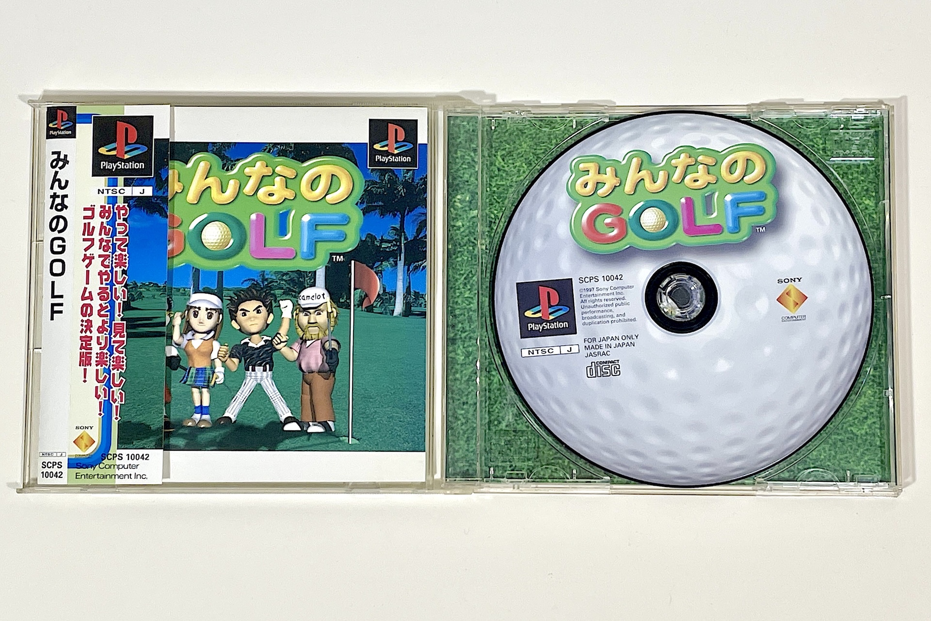 1994年にプレイステーションが発売されてから3年後のタイトルだが、当時の人気は凄まじく、ゴルフゲームにさほど興味のなかった筆者ですら1本所有していたほどだ。写真は筆者所有の初代「みんなのGOLF」