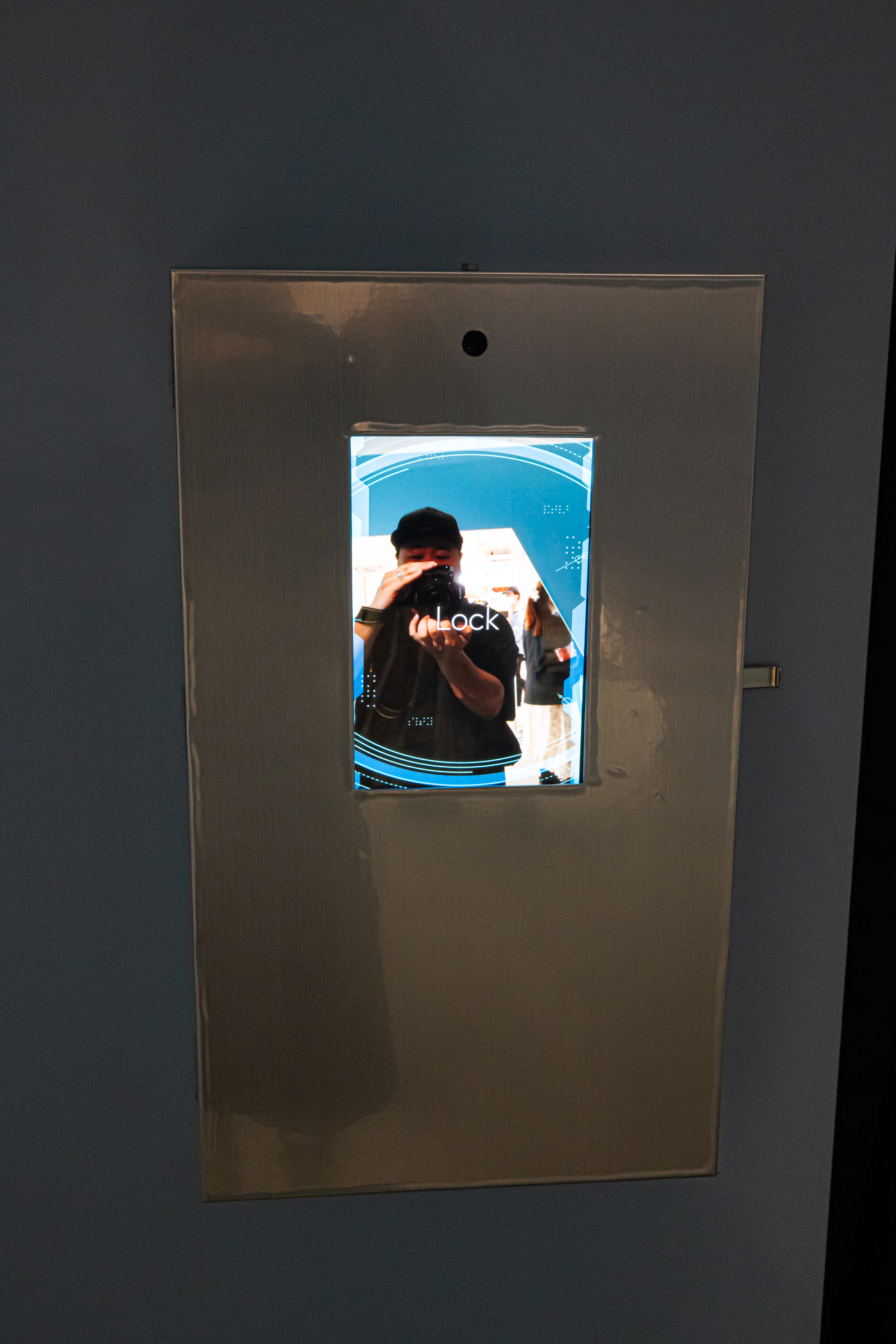 モニターに近づくことで認証シークエンスがスタート。テーマパークのような演出が来場者を出迎える