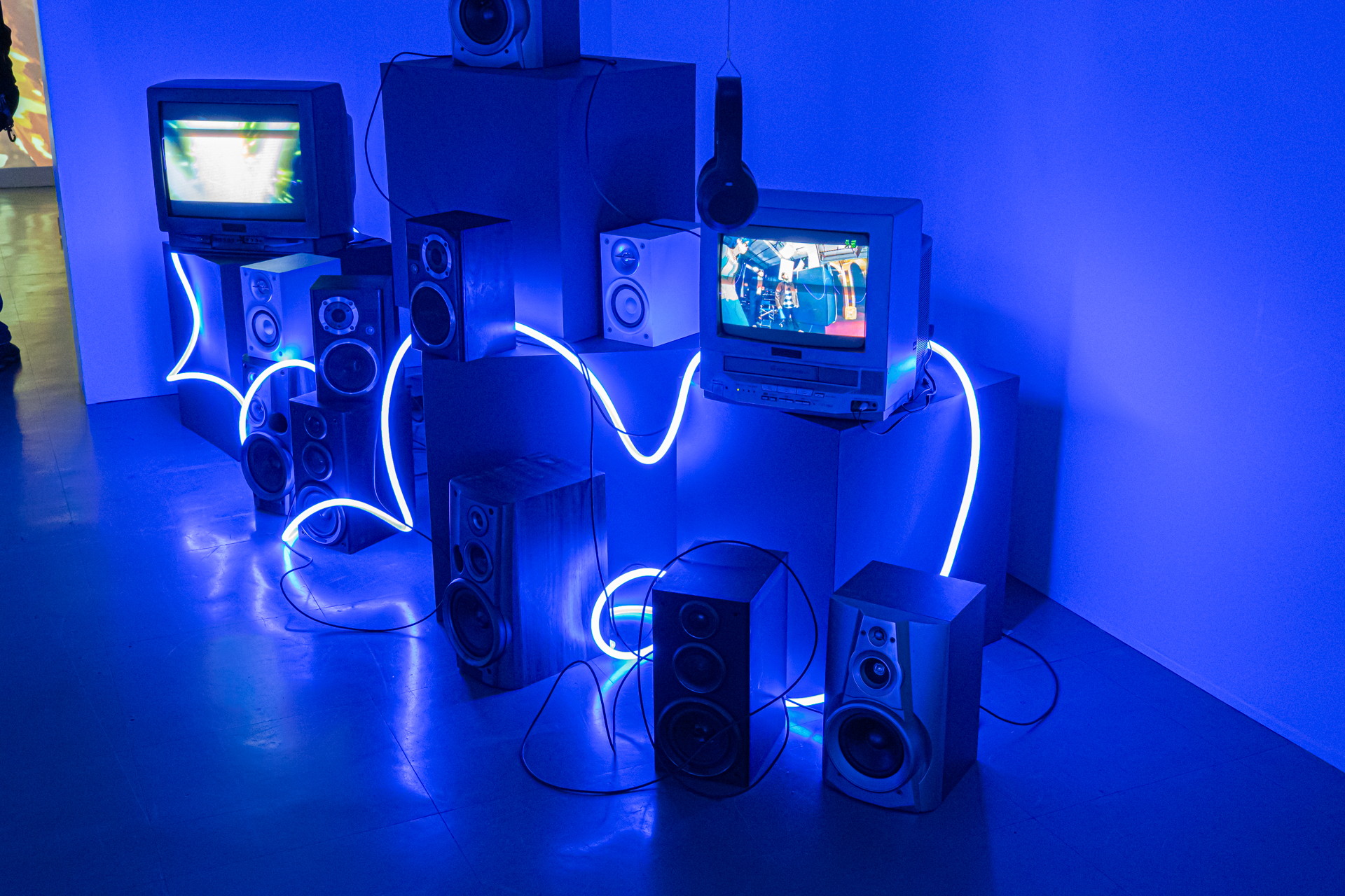 時代の最前線で活躍するVtuber（星街すいせいさん）が、ノイズ混じりのブラウン管に映し出されるというアンバランスさには見る者の感性を揺さぶるものがある