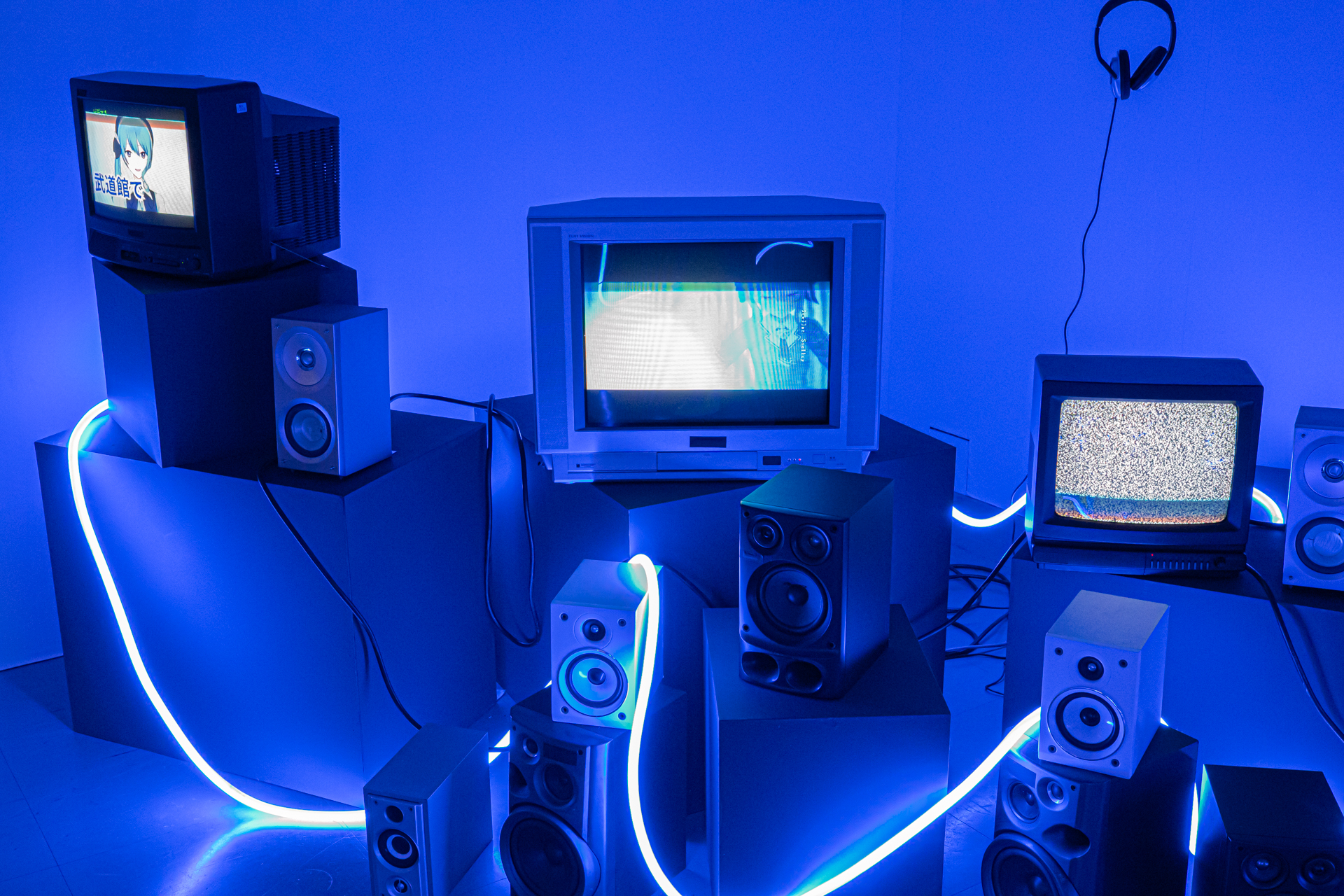 時代の最前線で活躍するVtuber（星街すいせいさん）が、ノイズ混じりのブラウン管に映し出されるというアンバランスさには見る者の感性を揺さぶるものがある