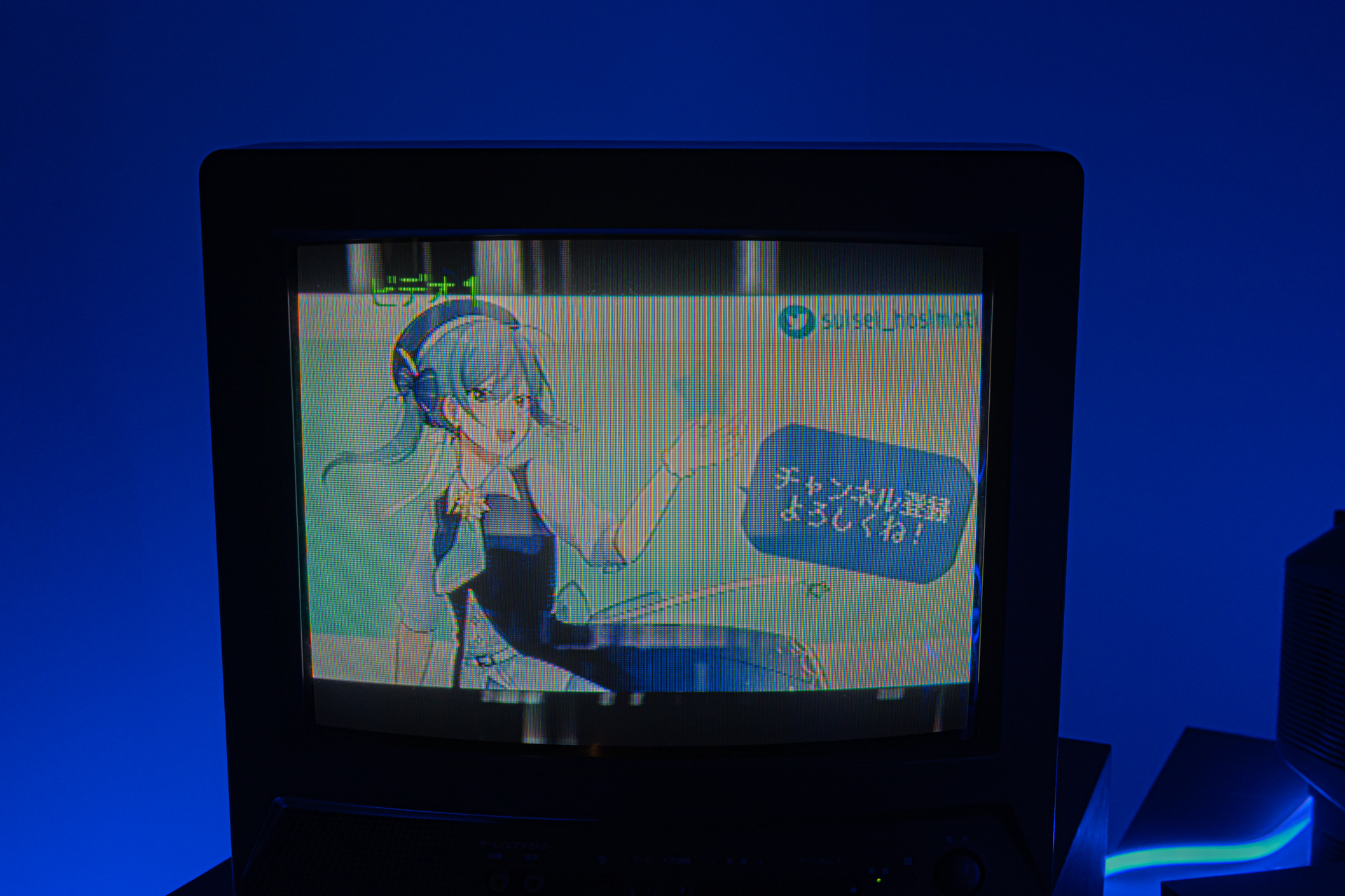 時代の最前線で活躍するVtuber（星街すいせいさん）が、ノイズ混じりのブラウン管に映し出されるというアンバランスさには見る者の感性を揺さぶるものがある