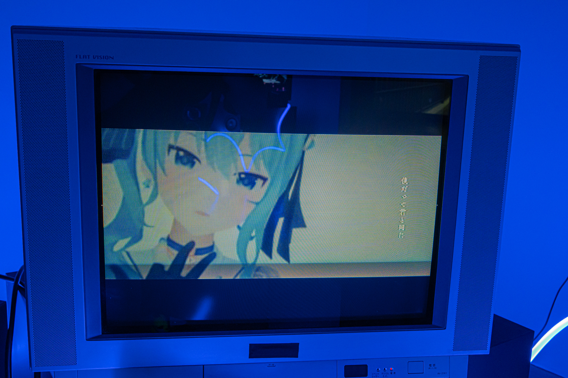 時代の最前線で活躍するVtuber（星街すいせいさん）が、ノイズ混じりのブラウン管に映し出されるというアンバランスさには見る者の感性を揺さぶるものがある