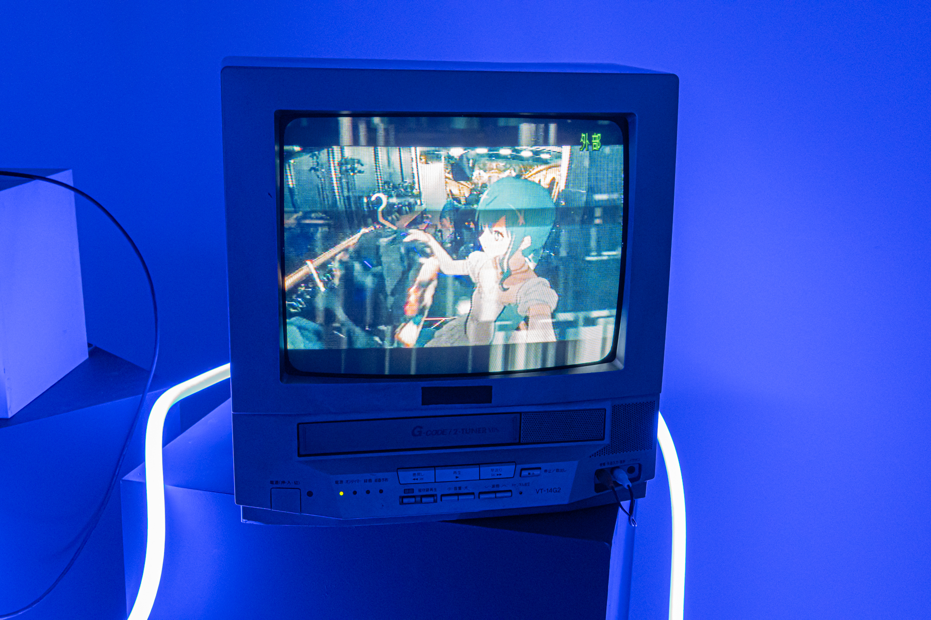 時代の最前線で活躍するVtuber（星街すいせいさん）が、ノイズ混じりのブラウン管に映し出されるというアンバランスさには見る者の感性を揺さぶるものがある