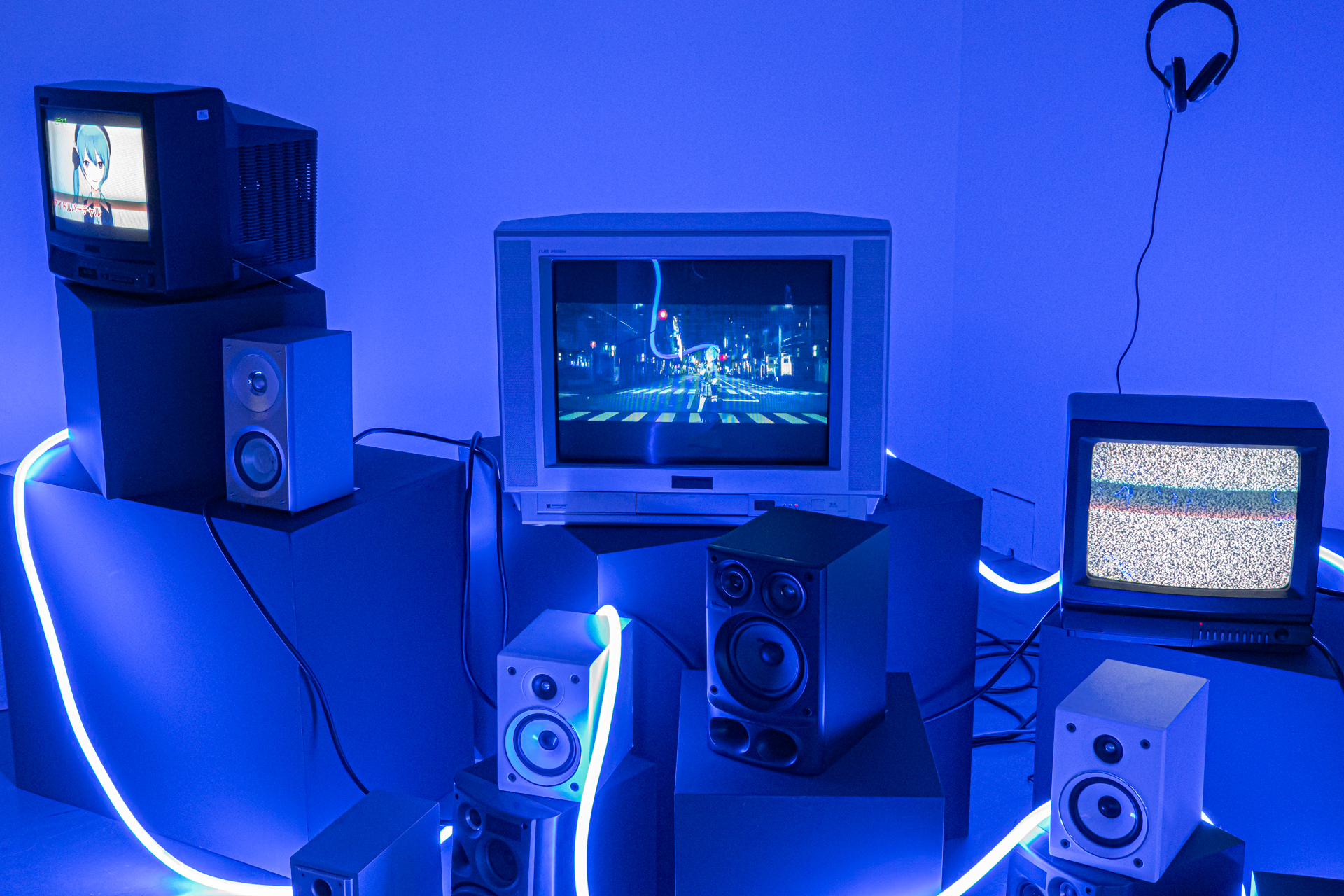 時代の最前線で活躍するVtuber（星街すいせいさん）が、ノイズ混じりのブラウン管に映し出されるというアンバランスさには見る者の感性を揺さぶるものがある