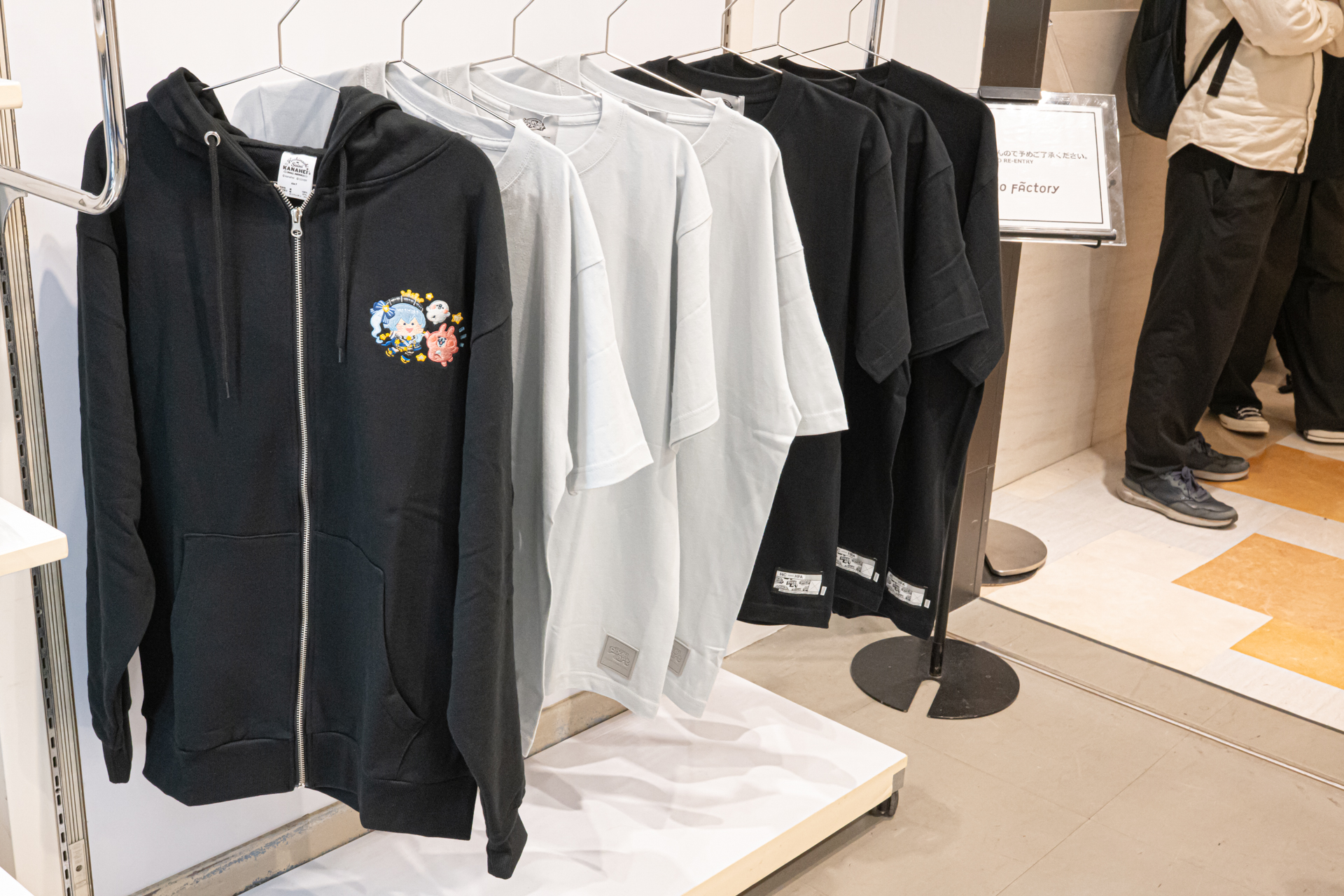 「綺麗事」MV公開記念グッズはイベントの巡回終了後、オンラインストア販売（ONLINE PARCO、CloverWorks Shop楽天市場店、Amazon CloverWorks Shopほか）での展開が予定されている