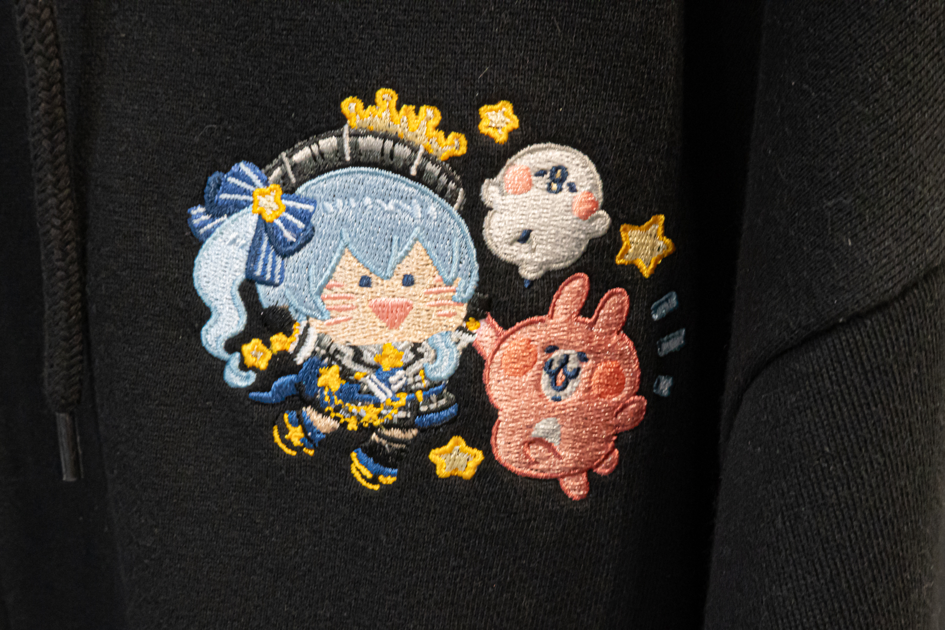 「綺麗事」MV公開記念グッズはイベントの巡回終了後、オンラインストア販売（ONLINE PARCO、CloverWorks Shop楽天市場店、Amazon CloverWorks Shopほか）での展開が予定されている