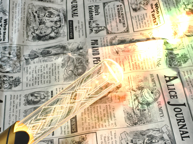 6色の点灯（異なる色の同時点灯含む）と点滅モードを使い分けられる