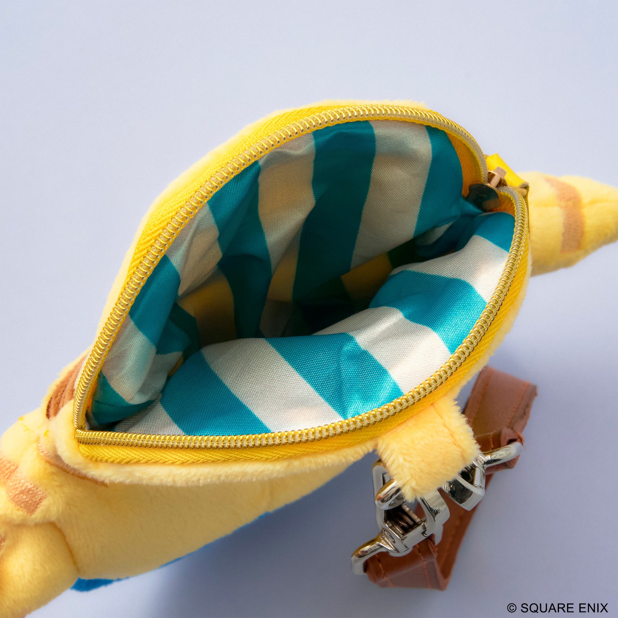 ファスナーを開けたときの裏地の柄にも注目