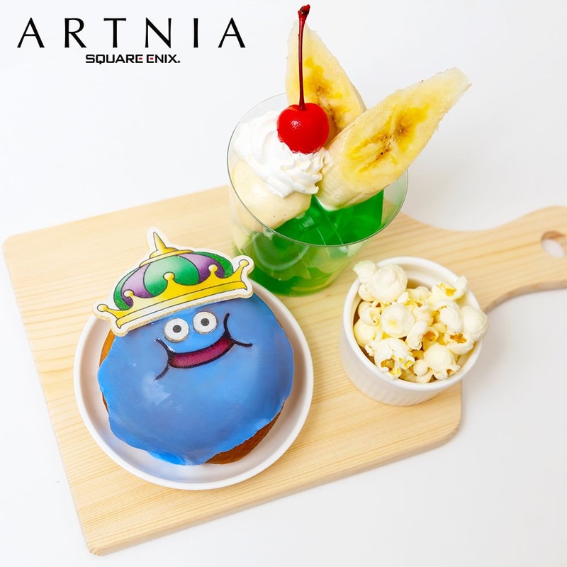 スライム界の王者が、スライム喫茶店に降臨！　青いドーナツと王冠、緑の宝石寒天パフェ、楽しいポップコーンを従え、優雅なデザートプレートとして貴方の元へ