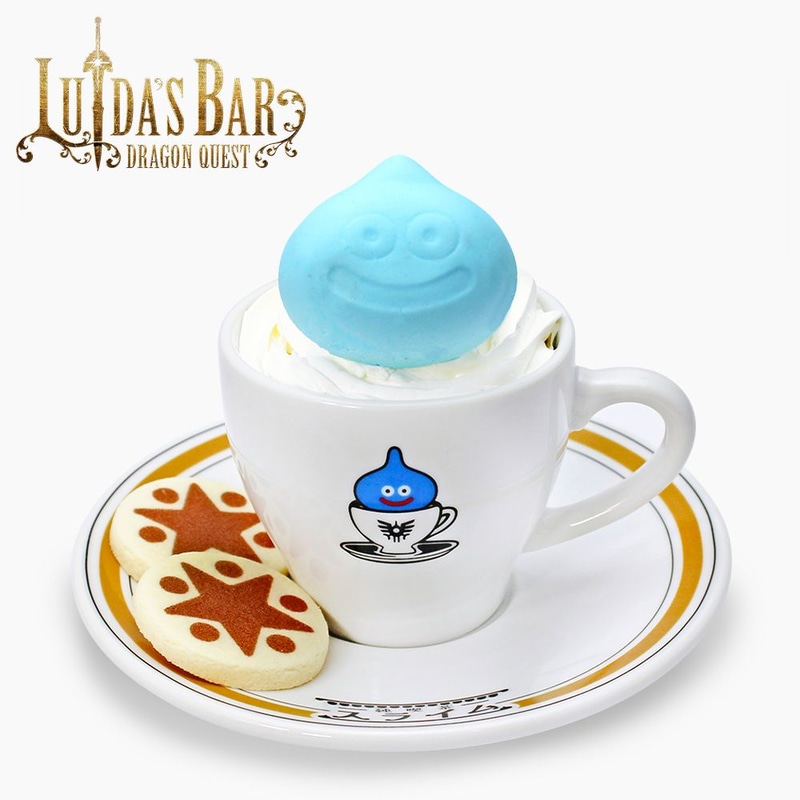 冒険の途中で見つけた、不思議なコーヒー！　甘いホイップの上にはぷにぷにのスライムが……！　ちいさなメダルクッキーと一緒に召し上がれ