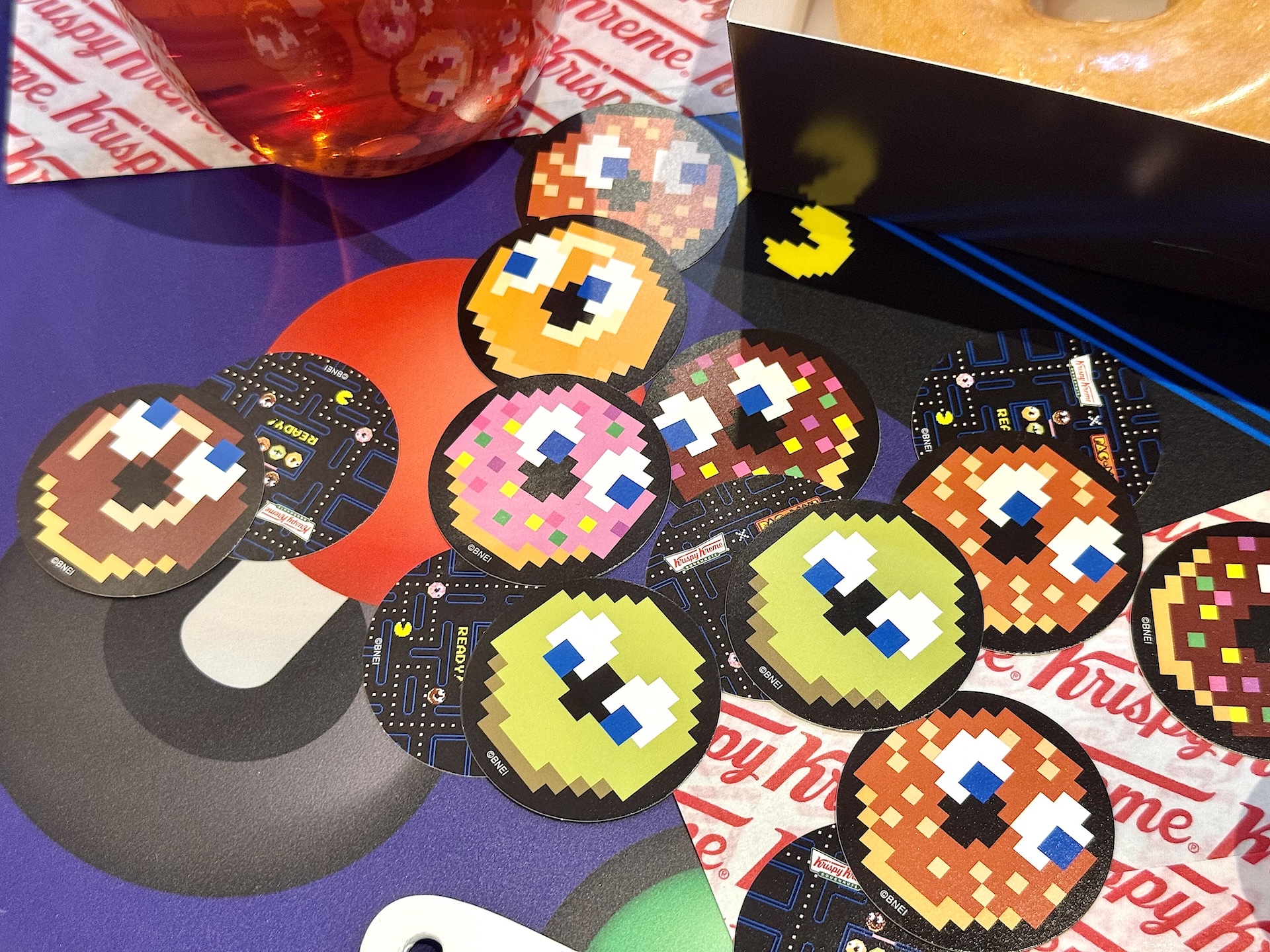 「パックマン ダズン ハーフ（6個）」の購入者にはランダムで1枚ステッカーが貰える