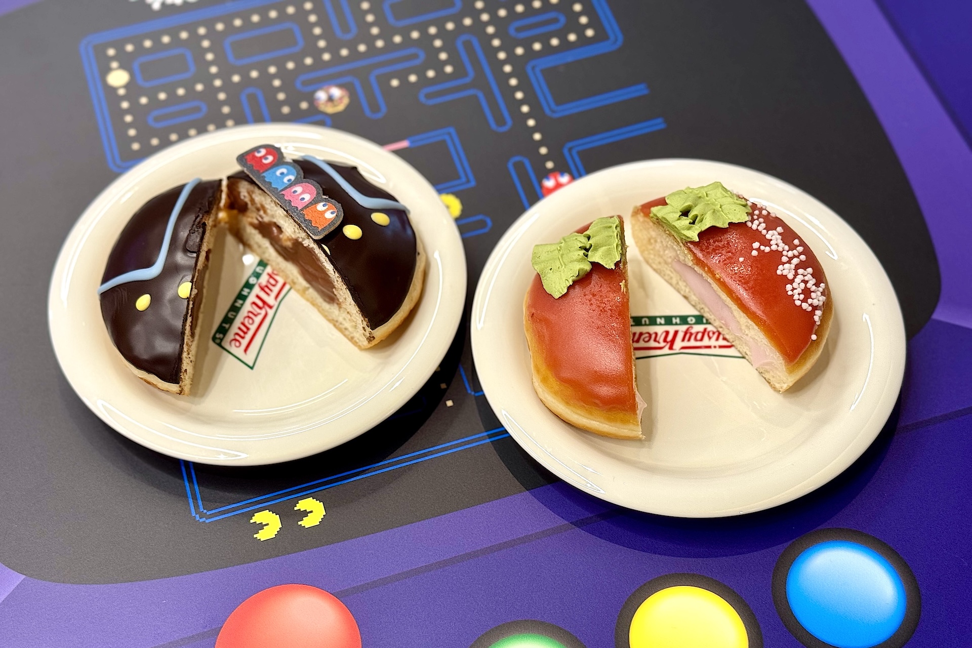 ドーナツを半分にしてお皿に盛り付ければ見た目はパックマン！