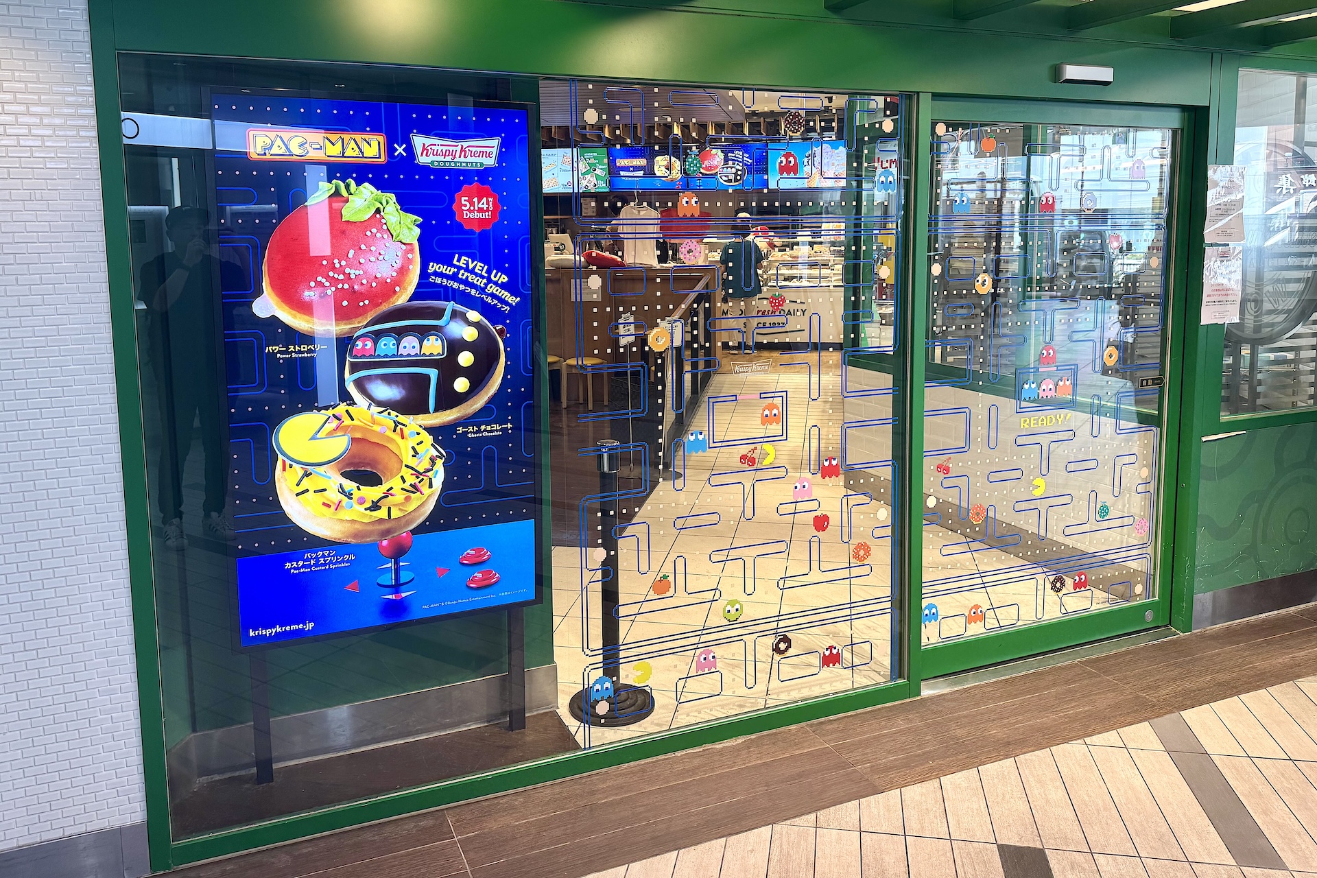 店舗の入口からもう可愛い。通りすがる人も足を止めて写真を撮ったりしていた