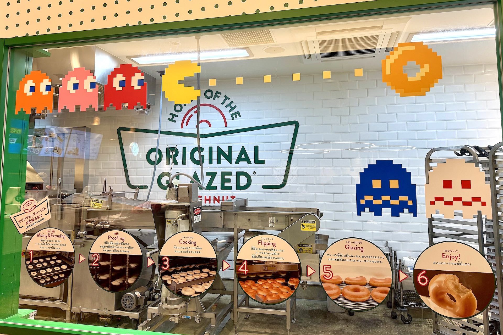 クリスピー・クリーム・ドーナツの店内とドーナツの製造ラインを隔てるガラスにも特別な装飾が登場