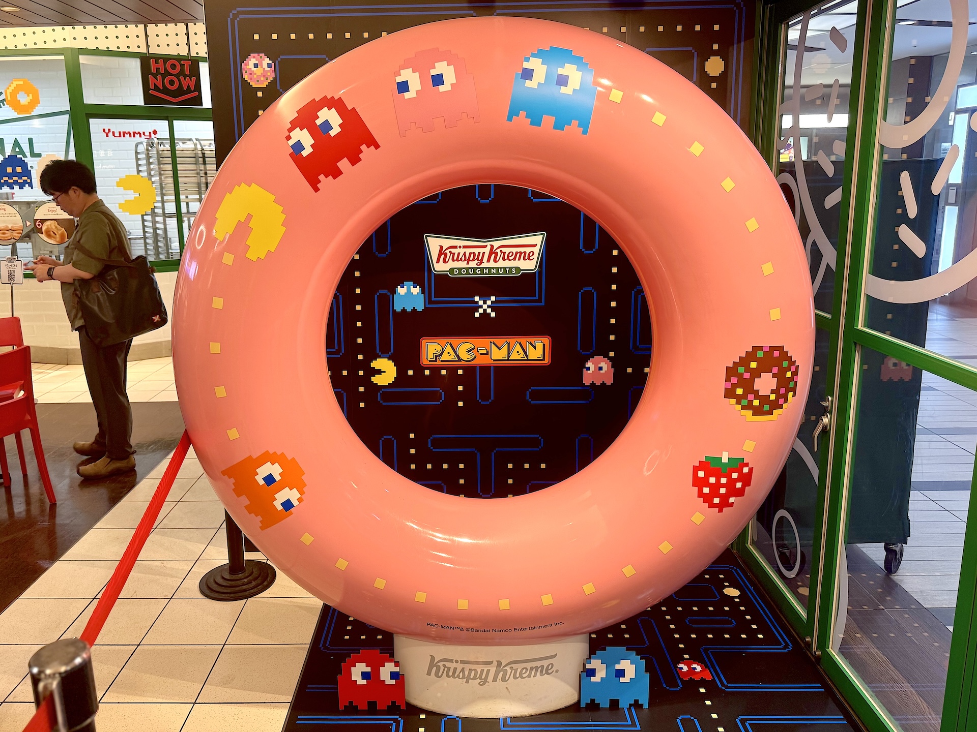 ドーナツの巨大オブジェが店内に登場！ ドーナツを一周するパックマンたちのデザインが可愛い