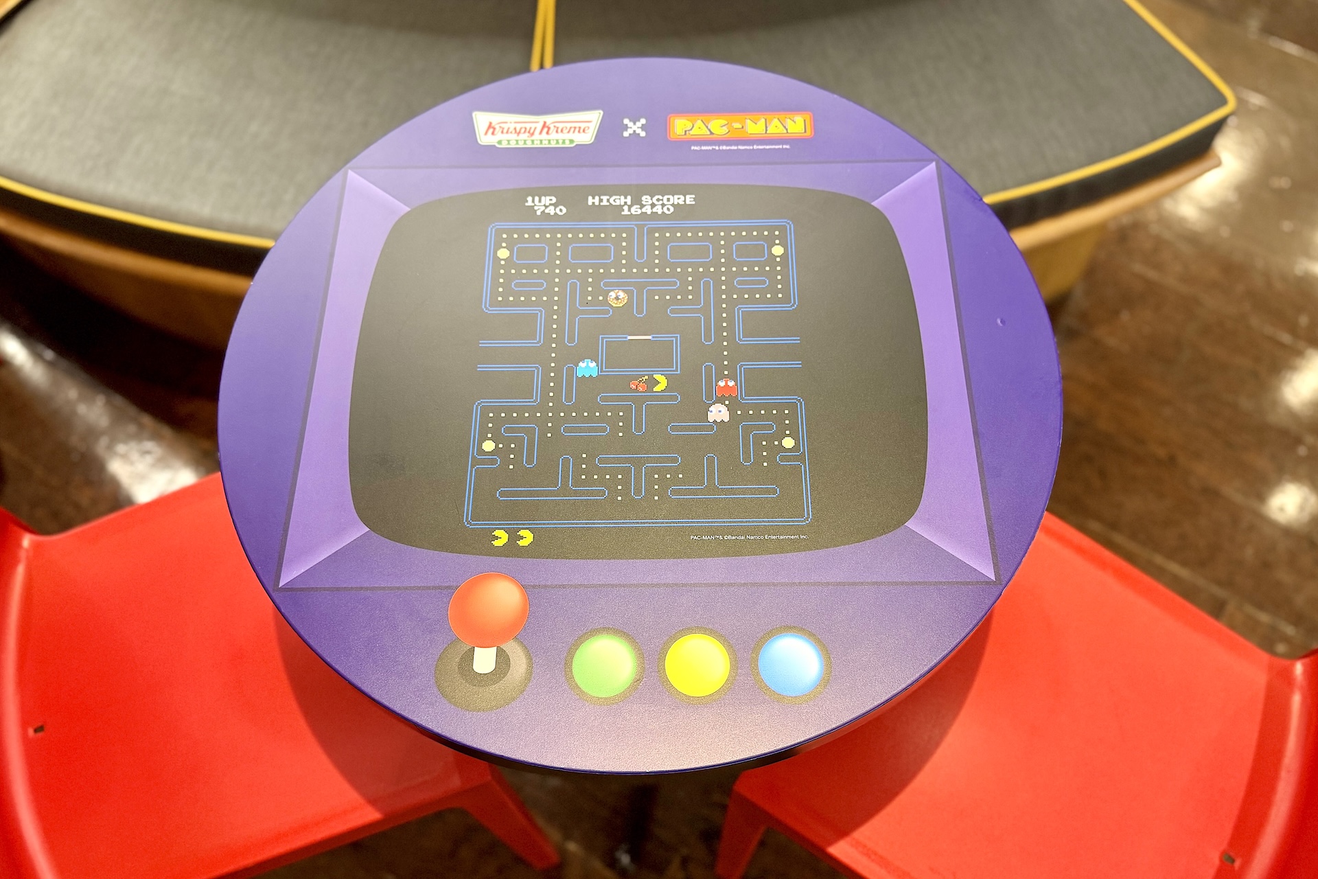 アーケード筐体をイメージしたテーブルも用意されている