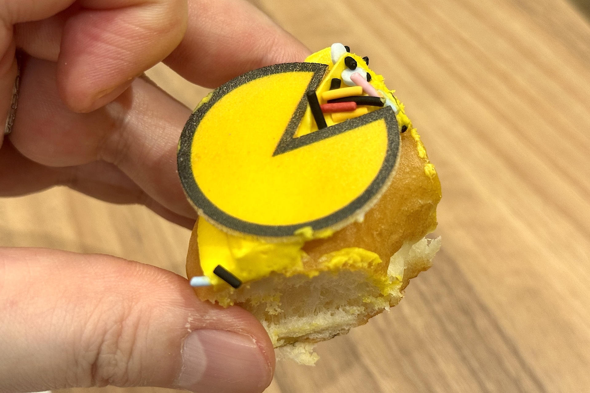 「パックマン カスタード スプリンクル」の上に盛り付けられているのはパックマンのモナカ。コラボドーナツはそれぞれ見た目も楽しめるドーナツに仕上がっている