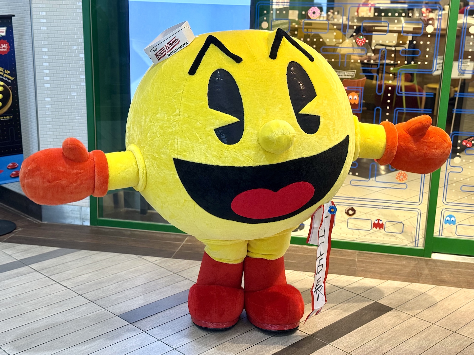 1日店長のパックマンが登場。よくみるとクリスピー・クリーム・ドーナツのスタッフさんが着用する帽子もかぶっている。さすが店長