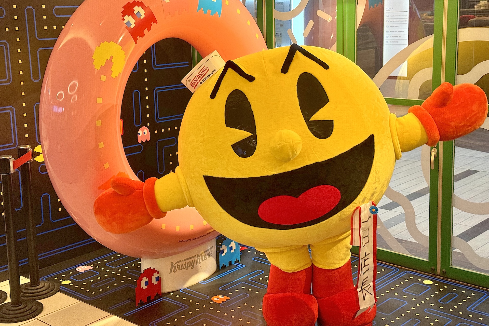 店内でもパシャリ。意外と大きく、お客さんに邪魔にならないようにゆっくりと店内を移動するパックマンがなんともシュールだった