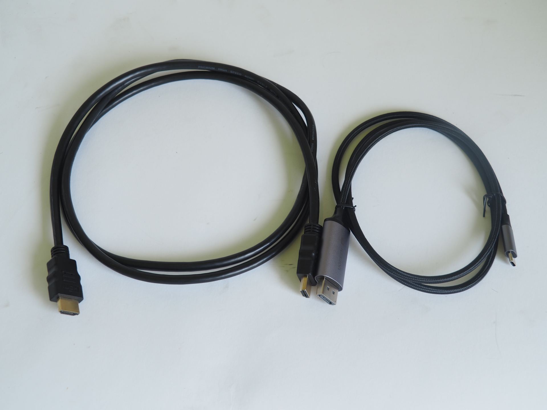 外部モニターと繋ぐためのケーブルを2本用意する。左がHDMIケーブル、右がUSB Type-CーDisplayPort変換ケーブル