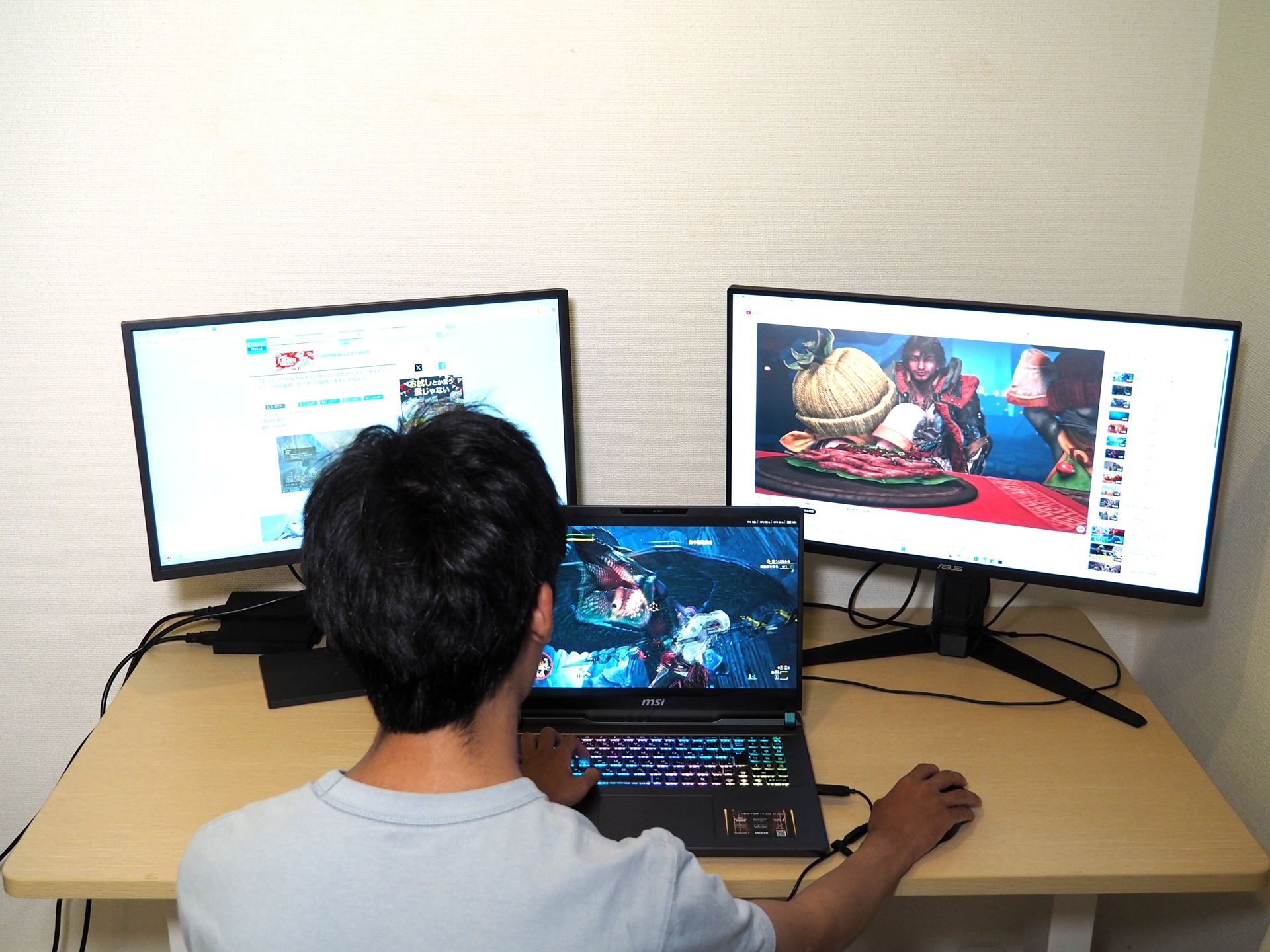 左のモニターでWebサイトを表示させ、右のモニターではYouTube動画を再生しながら、「モンハンワイルズ」をプレイしている様子