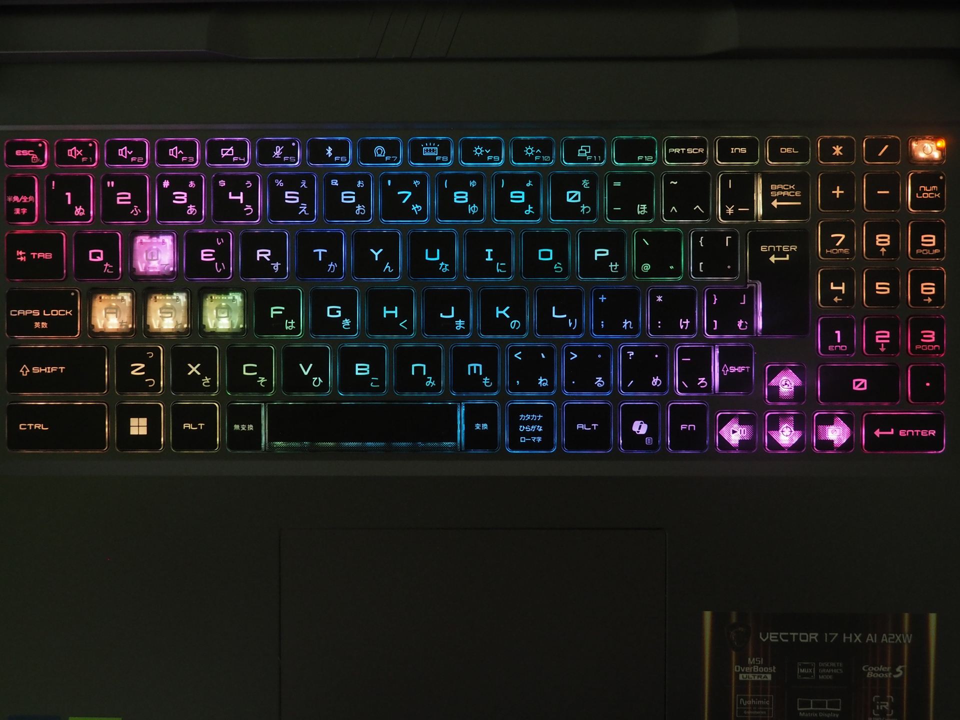 24ゾーンで制御可能なRGBバックライトを搭載。WASDキーがトランスルーセントになっており、よく目立つ