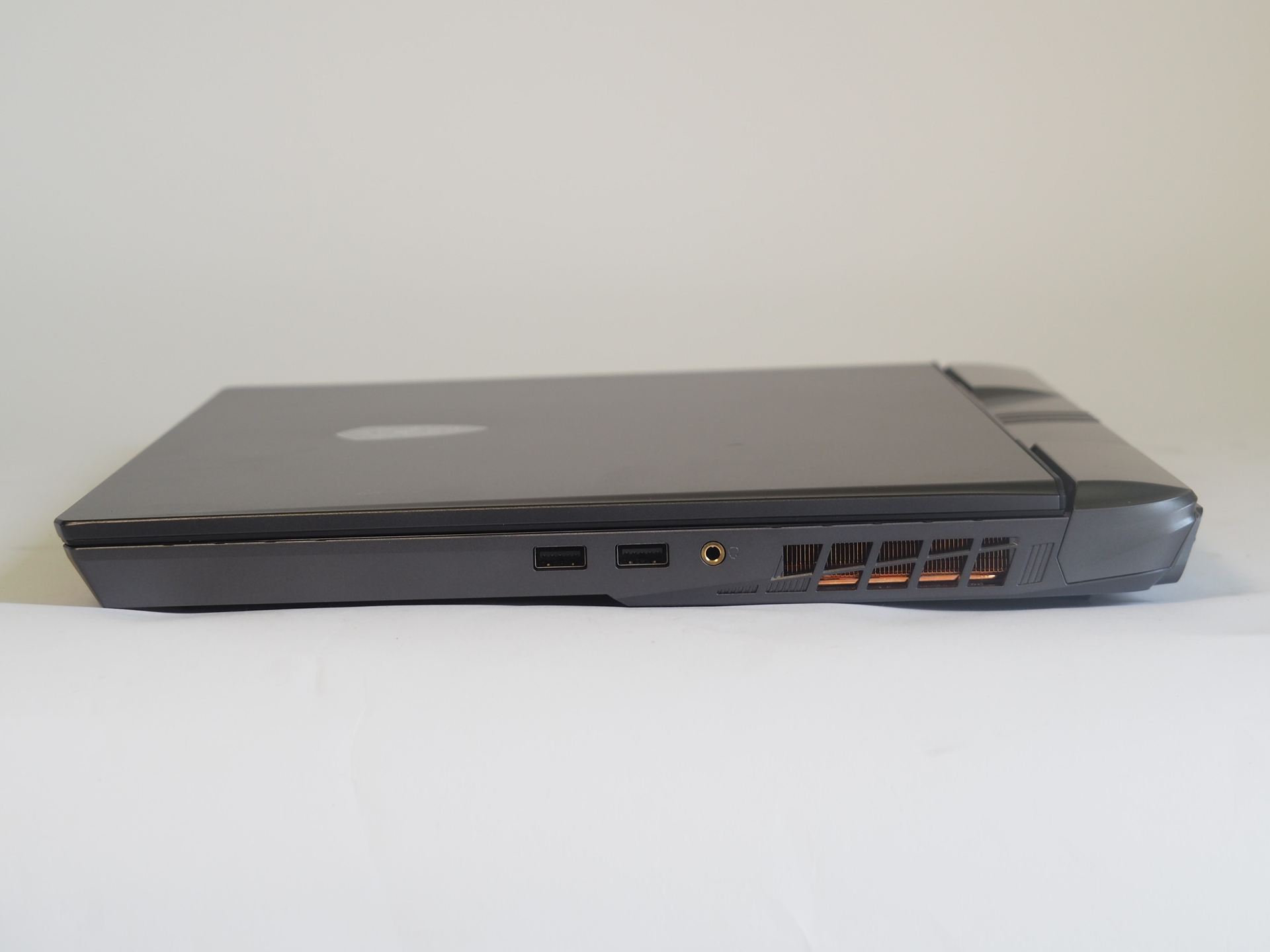 Vector 17 HX AI A2XWシリーズの右側面