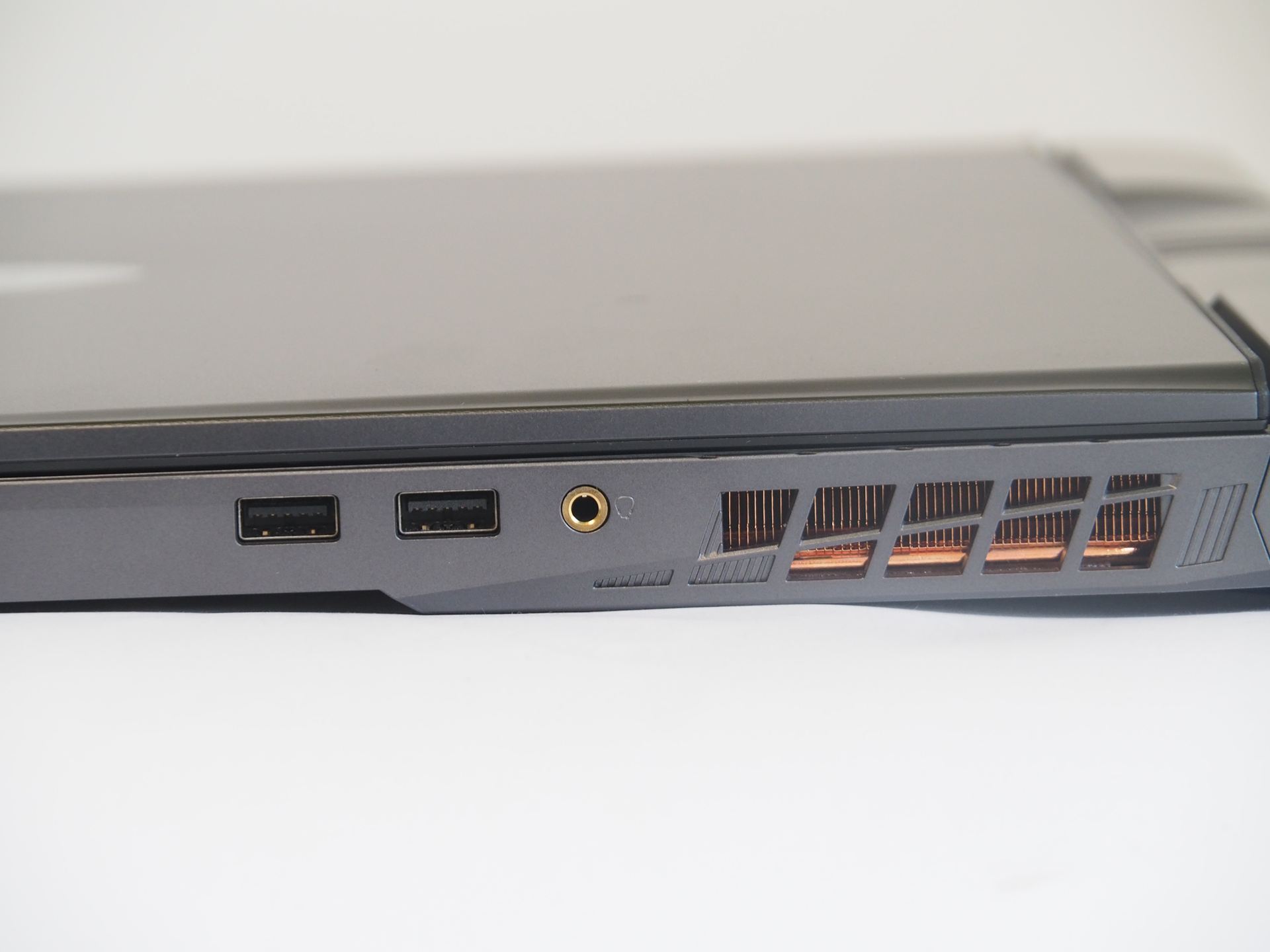 Vector 17 HX AI A2XWシリーズの右側面のアップ。USB3.2 Gen2 Type-A×2とオーディオ端子が用意されている