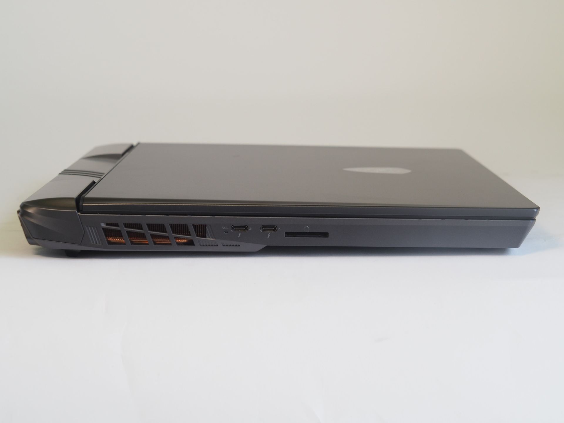 Vector 17 HX AI A2XWシリーズの左側面