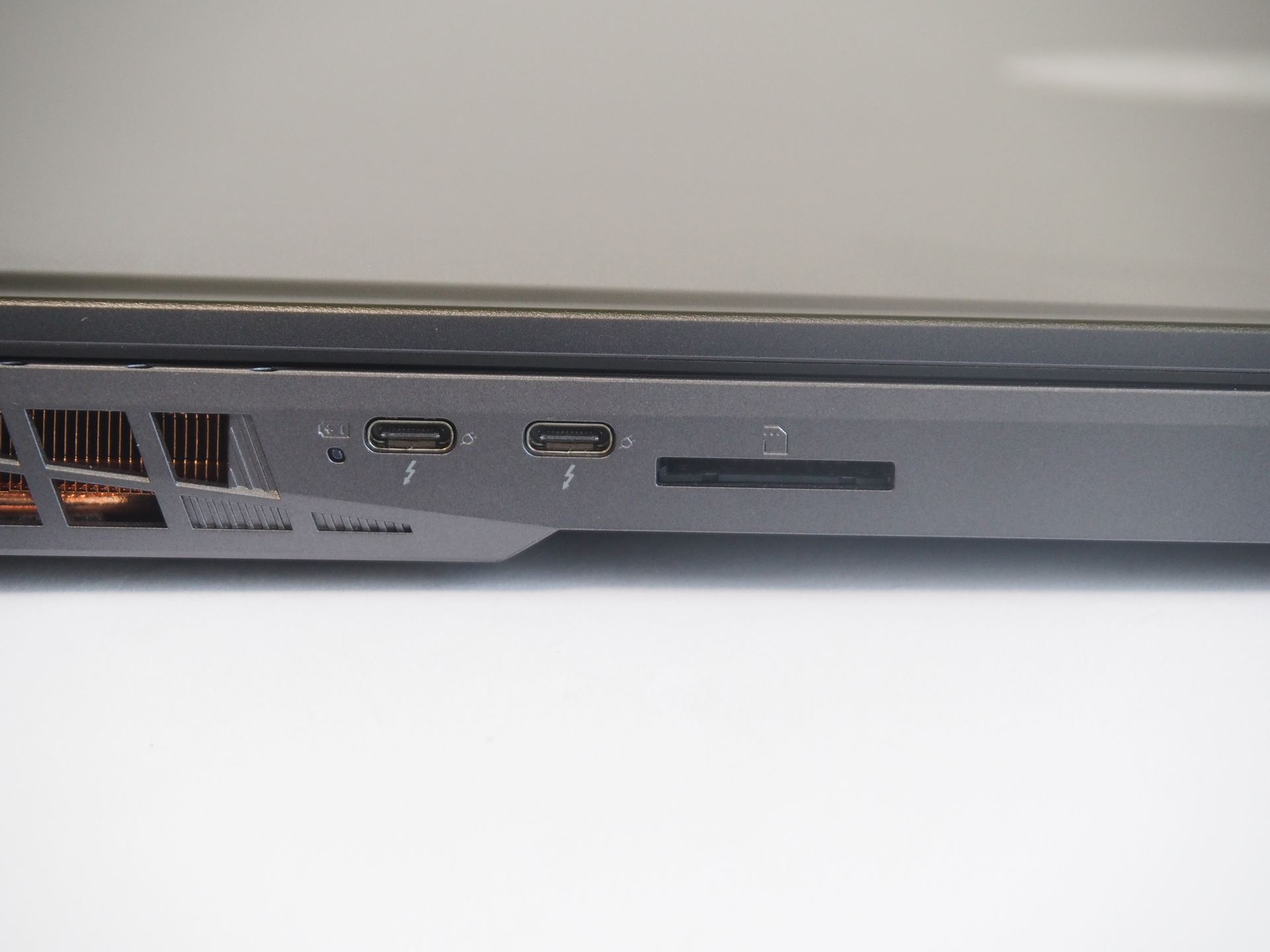 Vector 17 HX AI A2XWシリーズの左側面のアップ。Thunderbolt 5 Type-C（USB PD対応）×2とSDメモリーカードスロットが用意されている