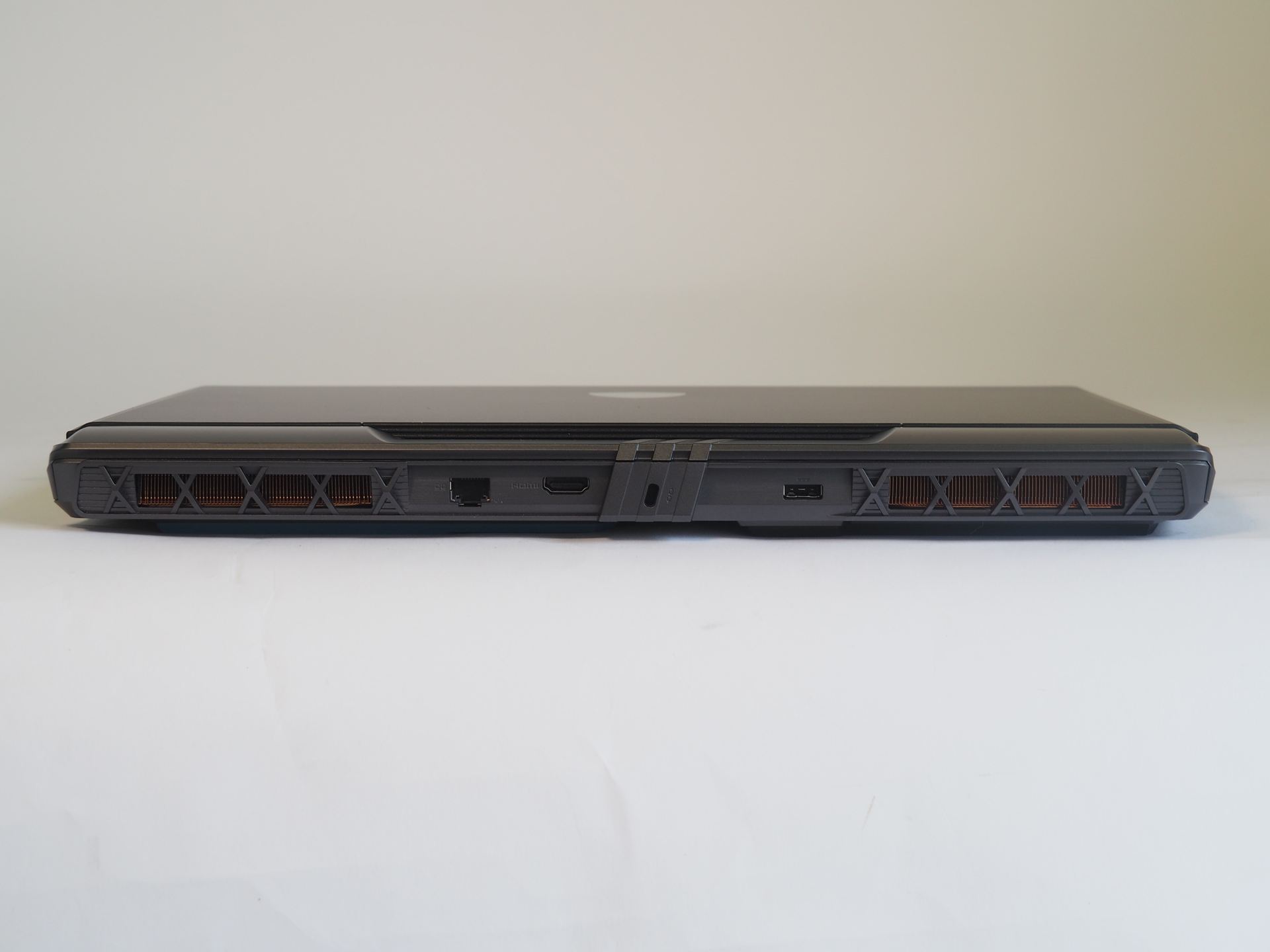 Vector 17 HX AI A2XWシリーズの後面