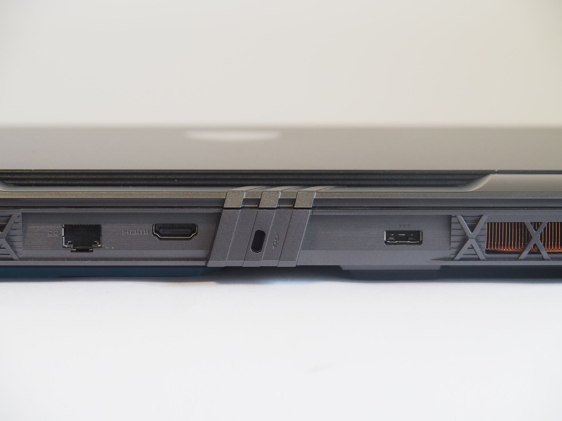 Vector 17 HX AI A2XWシリーズの後面のアップ。2.5Gbps有線LANとHDMI端子が用意されている