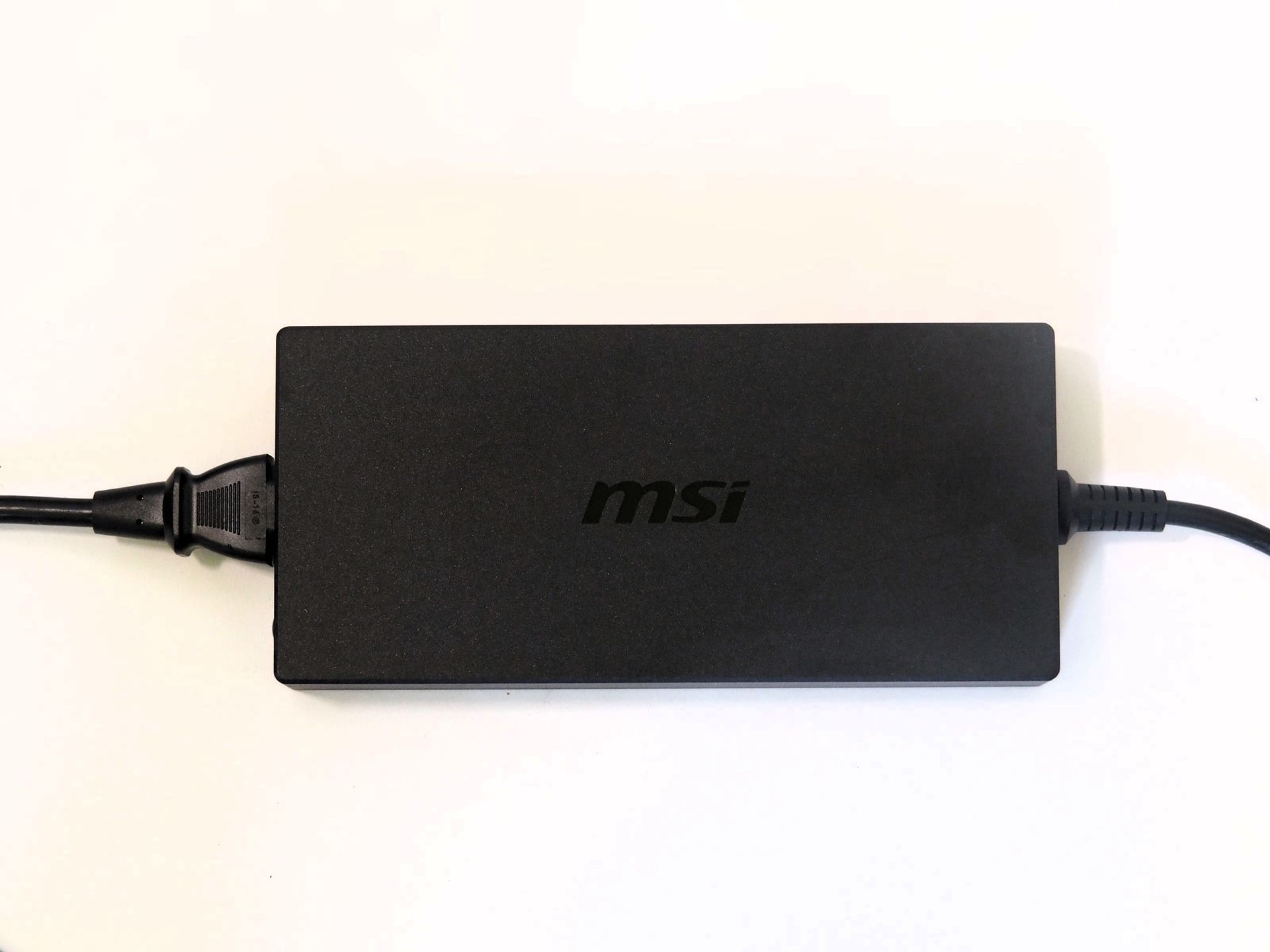 付属のACアダプター。かなり大きめだ