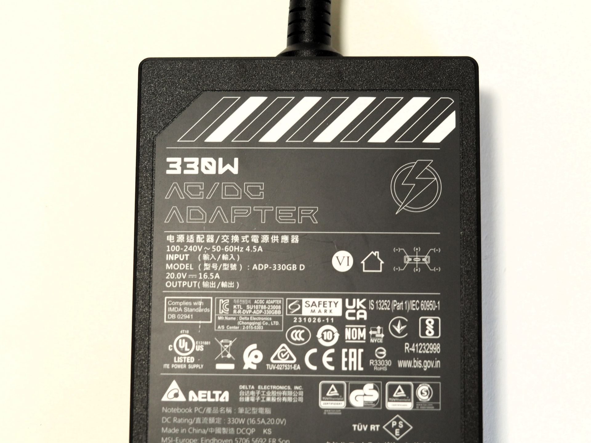 ACアダプターの出力は20V/6.5Aの330W仕様である