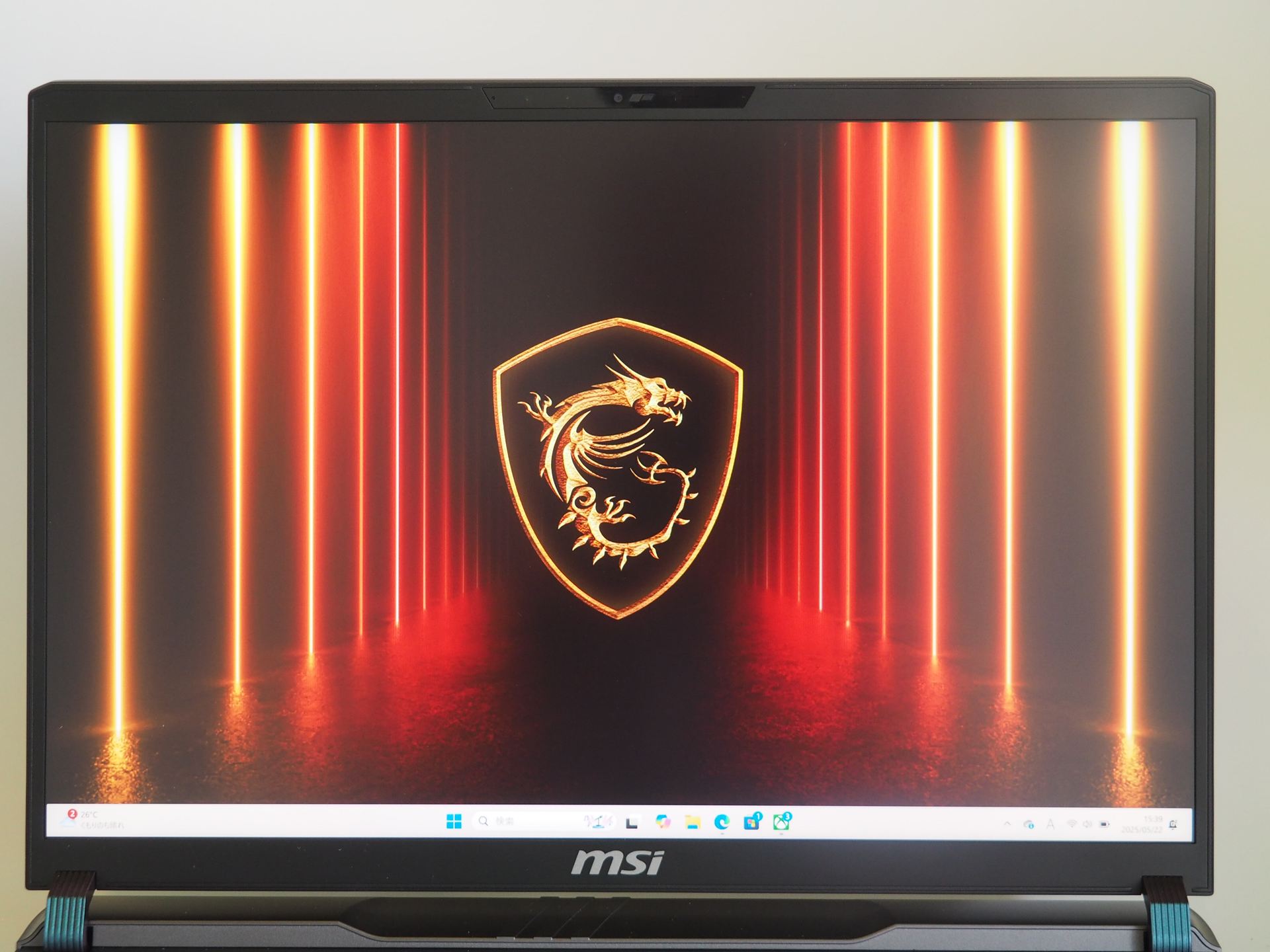 液晶はリフレッシュレート240Hz対応で、解像度は2,560×1,600ドットのWQXGA。表面は非光沢仕様で、目への負担が小さい