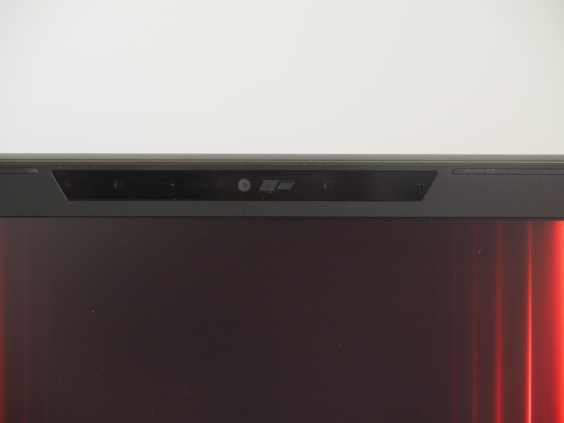 液晶上部には、約207万画素のWebカメラが搭載されている