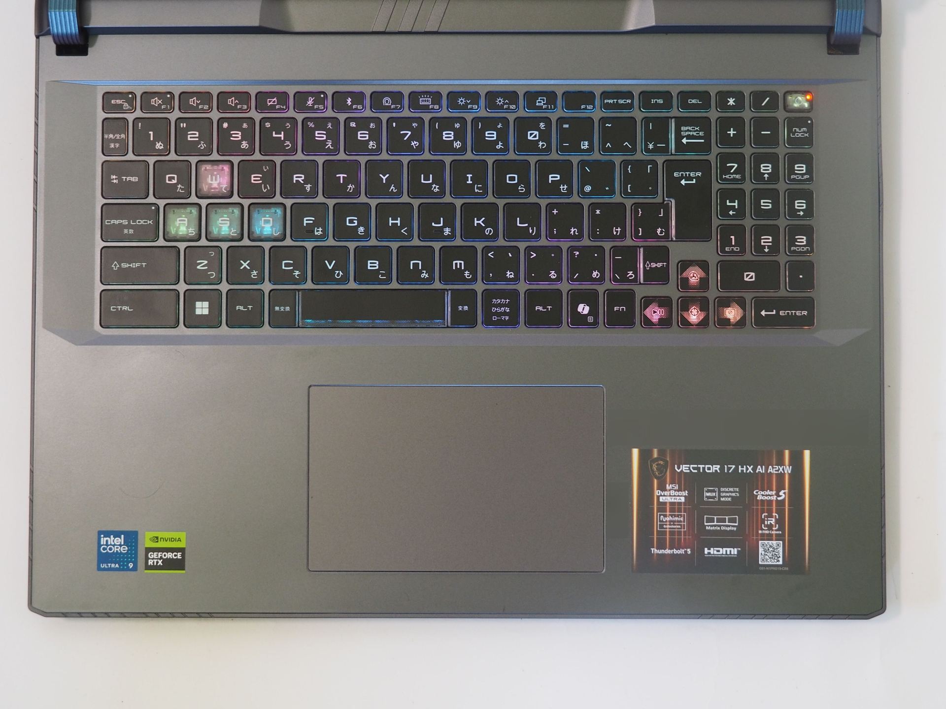 キーボードは全102キーで、テンキーも搭載している