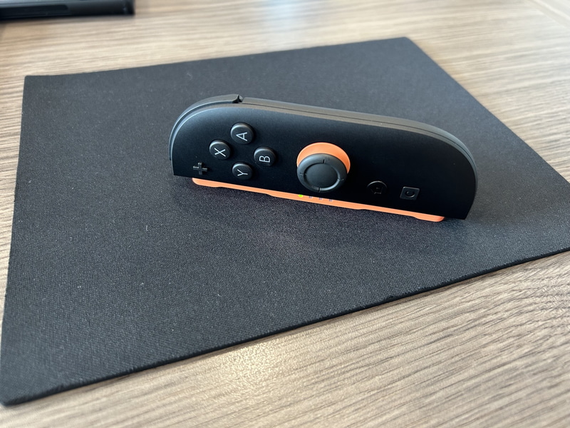 マウス操作とポインター機能はJoy-Con 2を立てて使用する