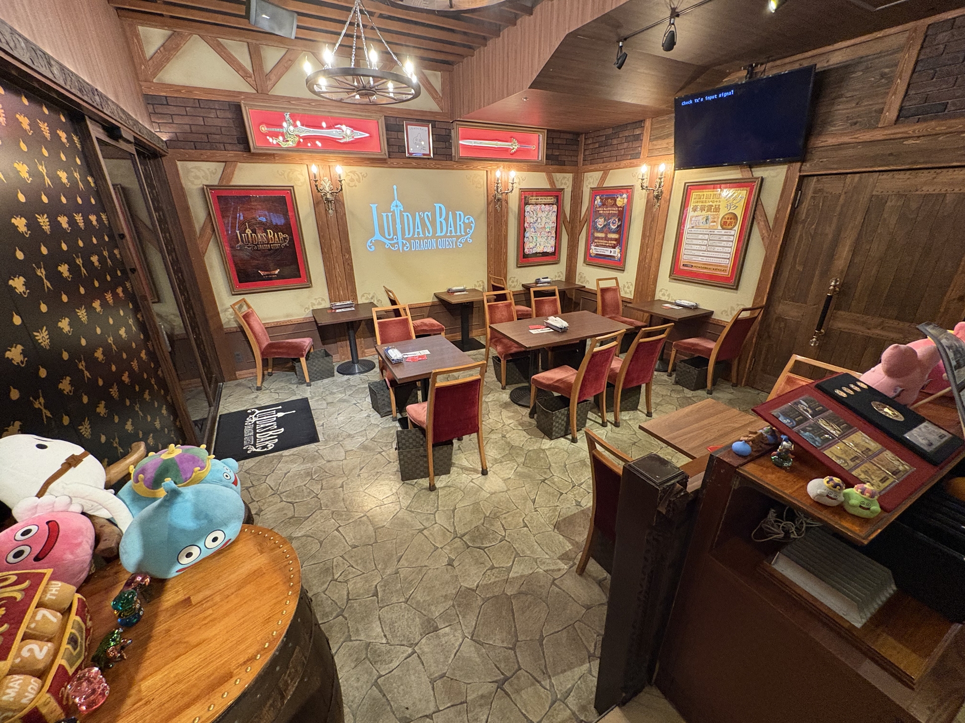 「LUIDA’S BAR（ルイーダの酒場）」店内