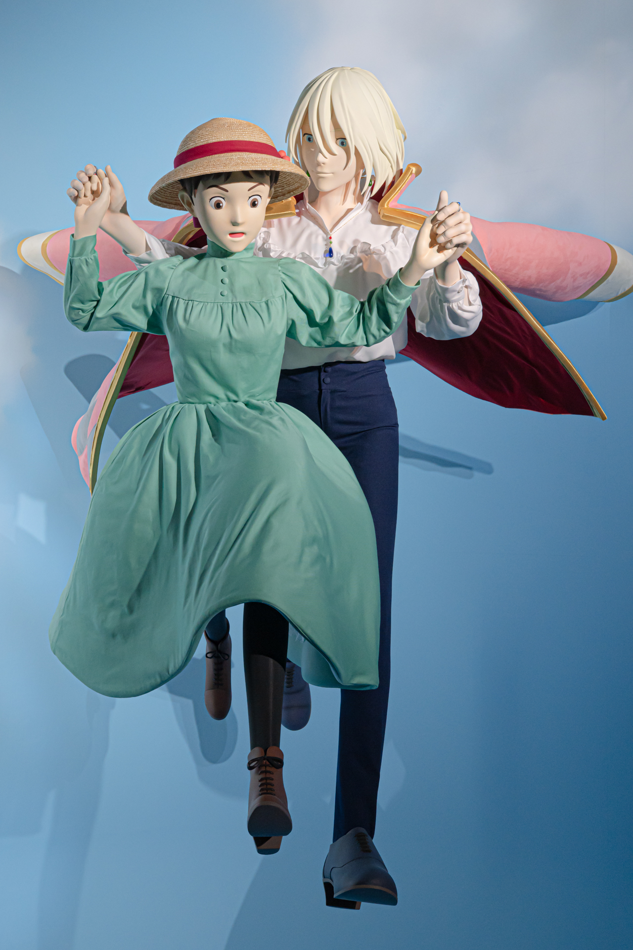 劇中で表現された浮遊感と躍動感が鮮やかに表現されている