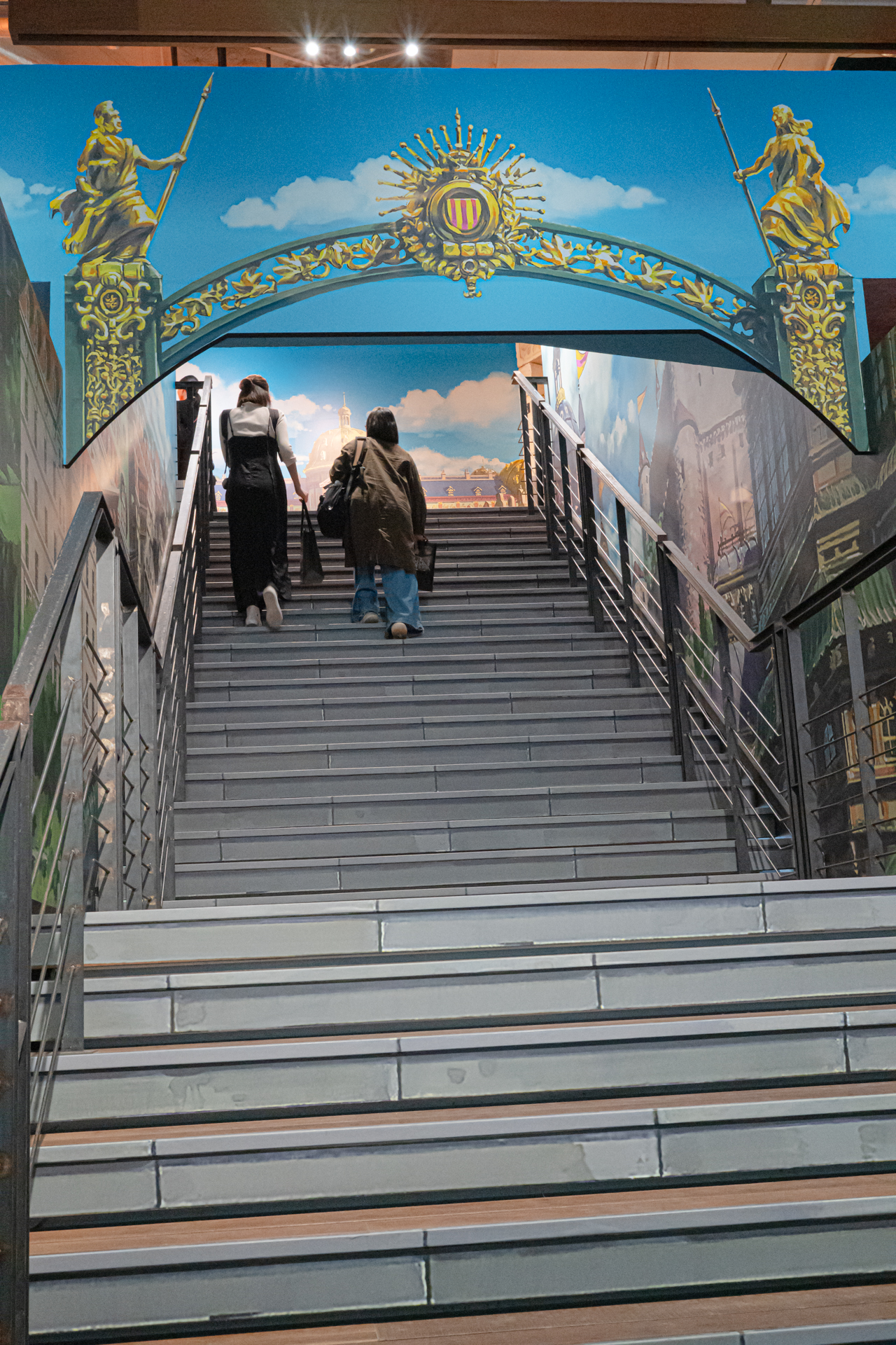 「君たちはどう生きるか」に登場するでっぷりとした鼻が特徴的なサギ男や、「耳をすませば」に登場する電車内を再現したセット、「魔女の宅急便」でキキが流れ着いたグーチョキパン店の軒先などファンにはたまらない展示が用意されている