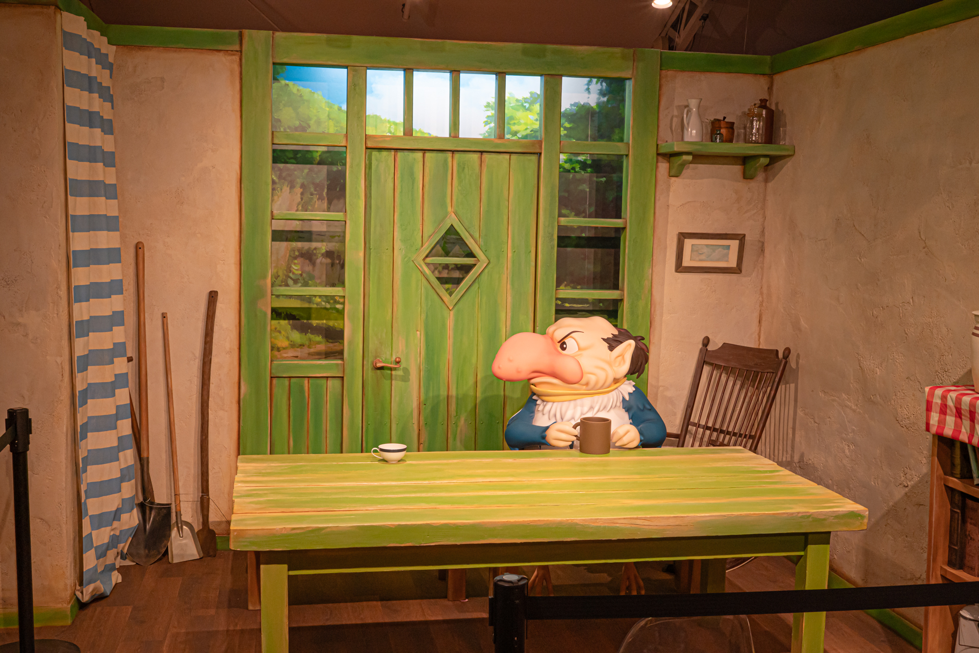 「君たちはどう生きるか」に登場するでっぷりとした鼻が特徴的なサギ男や、「耳をすませば」に登場する電車内を再現したセット、「魔女の宅急便」でキキが流れ着いたグーチョキパン店の軒先などファンにはたまらない展示が用意されている