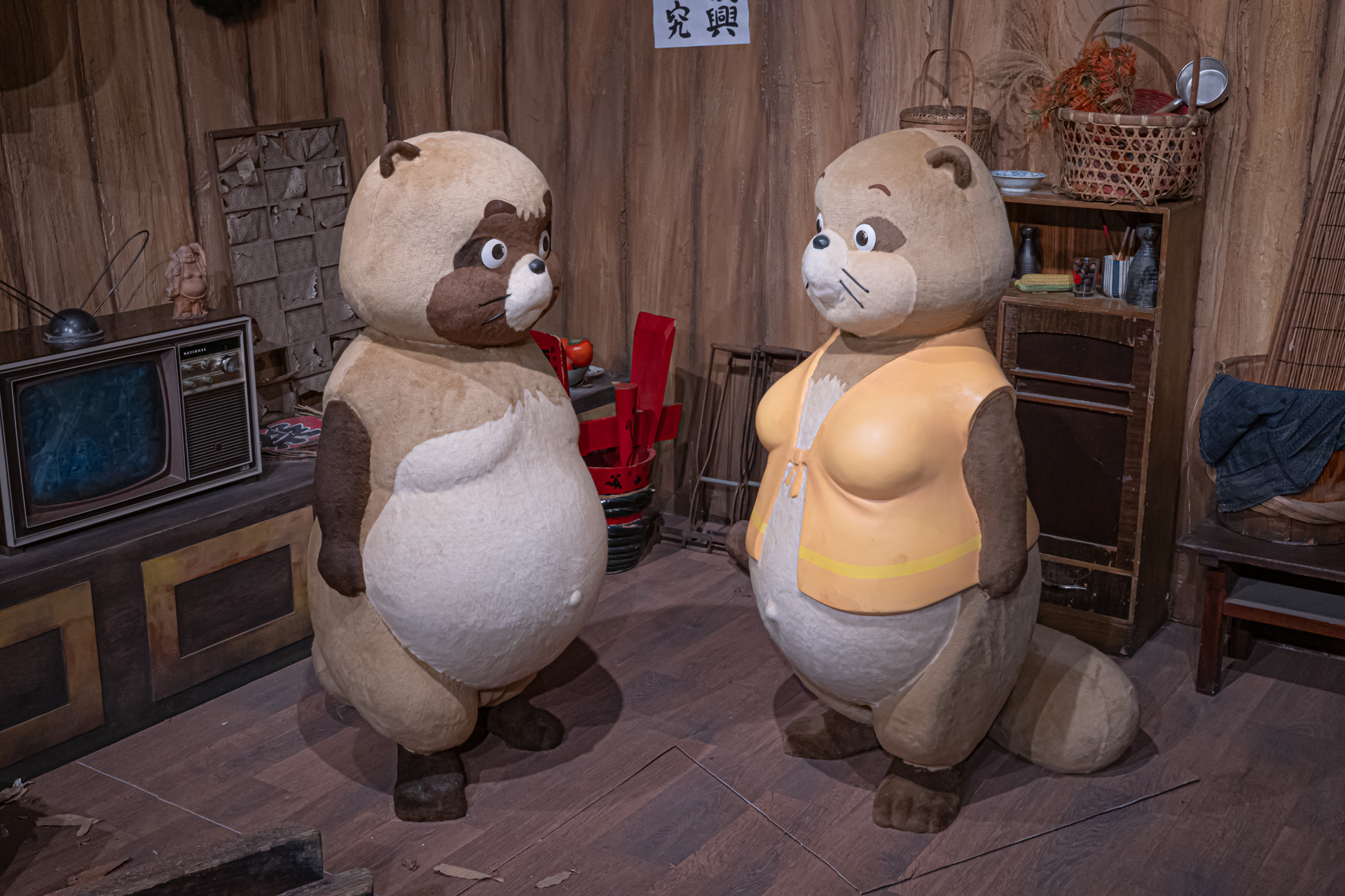 「君たちはどう生きるか」に登場するでっぷりとした鼻が特徴的なサギ男や、「耳をすませば」に登場する電車内を再現したセット、「魔女の宅急便」でキキが流れ着いたグーチョキパン店の軒先などファンにはたまらない展示が用意されている