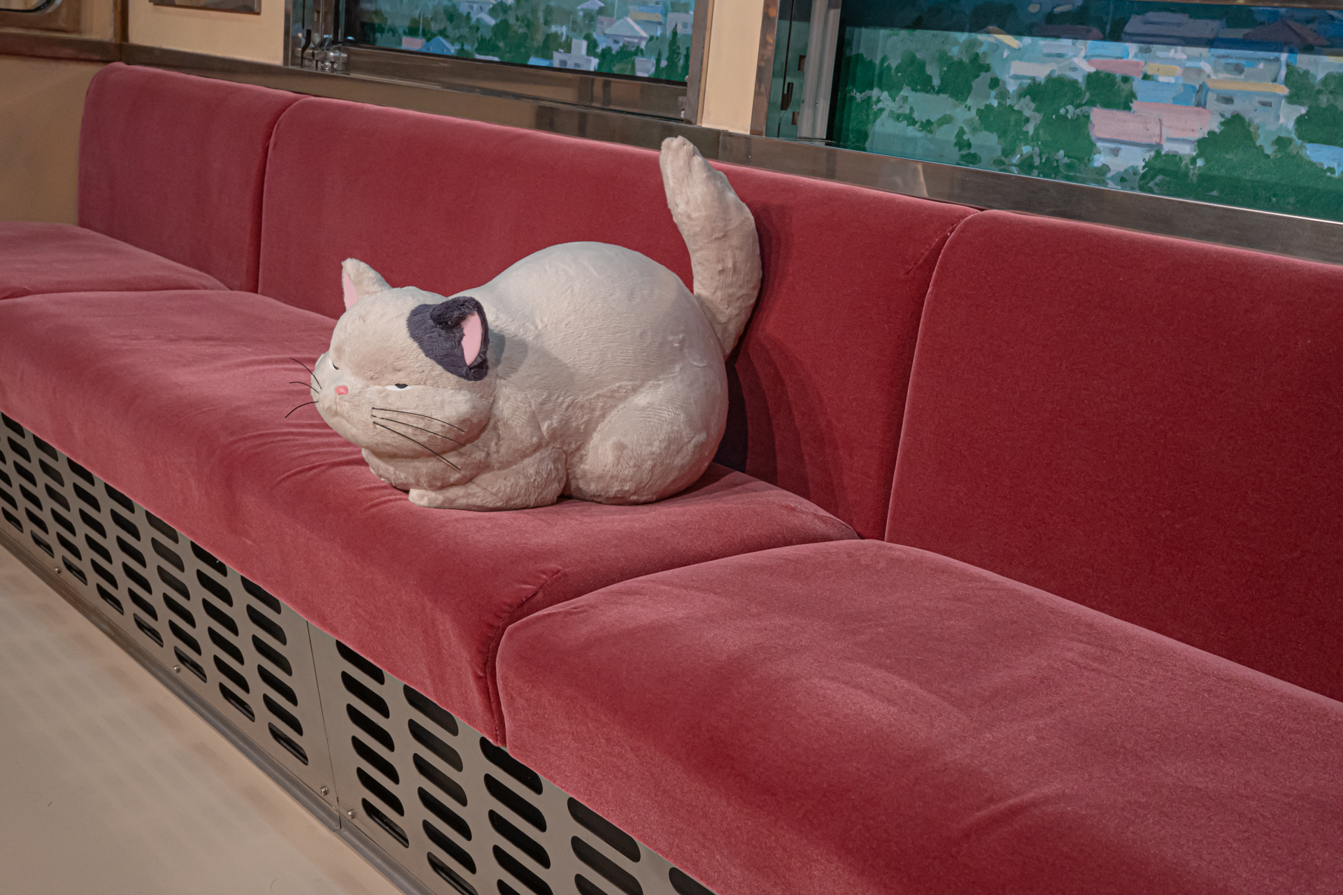 「君たちはどう生きるか」に登場するでっぷりとした鼻が特徴的なサギ男や、「耳をすませば」に登場する電車内を再現したセット、「魔女の宅急便」でキキが流れ着いたグーチョキパン店の軒先などファンにはたまらない展示が用意されている