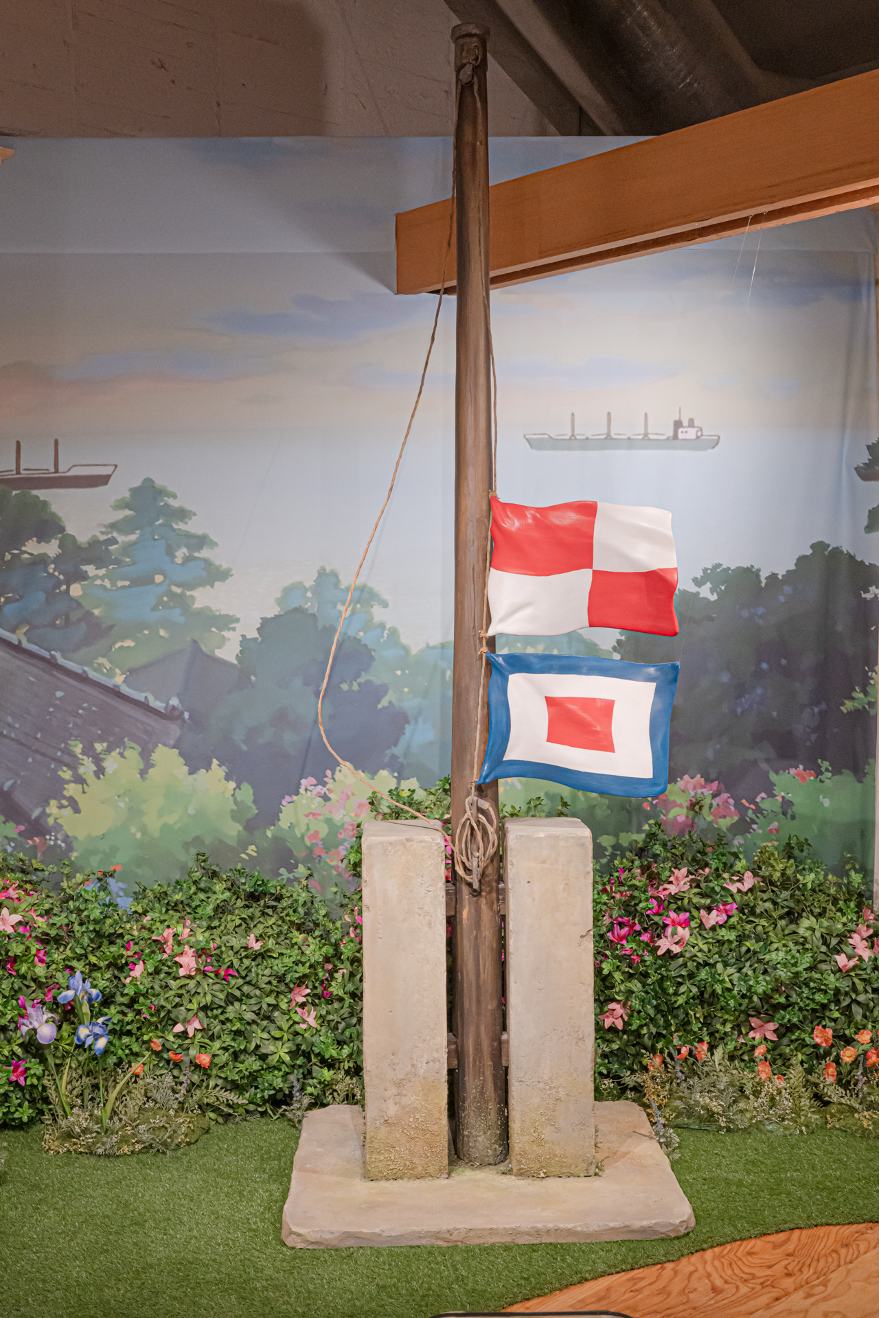 「君たちはどう生きるか」に登場するでっぷりとした鼻が特徴的なサギ男や、「耳をすませば」に登場する電車内を再現したセット、「魔女の宅急便」でキキが流れ着いたグーチョキパン店の軒先などファンにはたまらない展示が用意されている