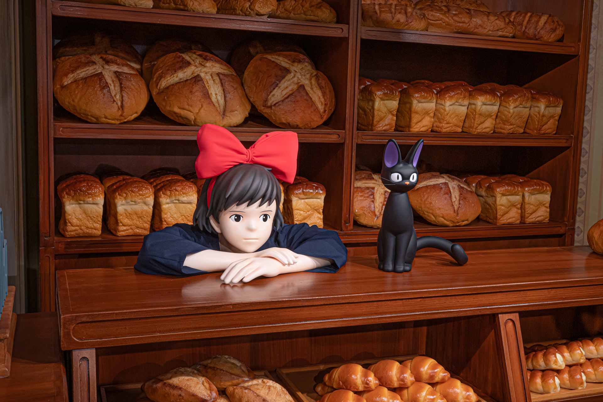 「君たちはどう生きるか」に登場するでっぷりとした鼻が特徴的なサギ男や、「耳をすませば」に登場する電車内を再現したセット、「魔女の宅急便」でキキが流れ着いたグーチョキパン店の軒先などファンにはたまらない展示が用意されている